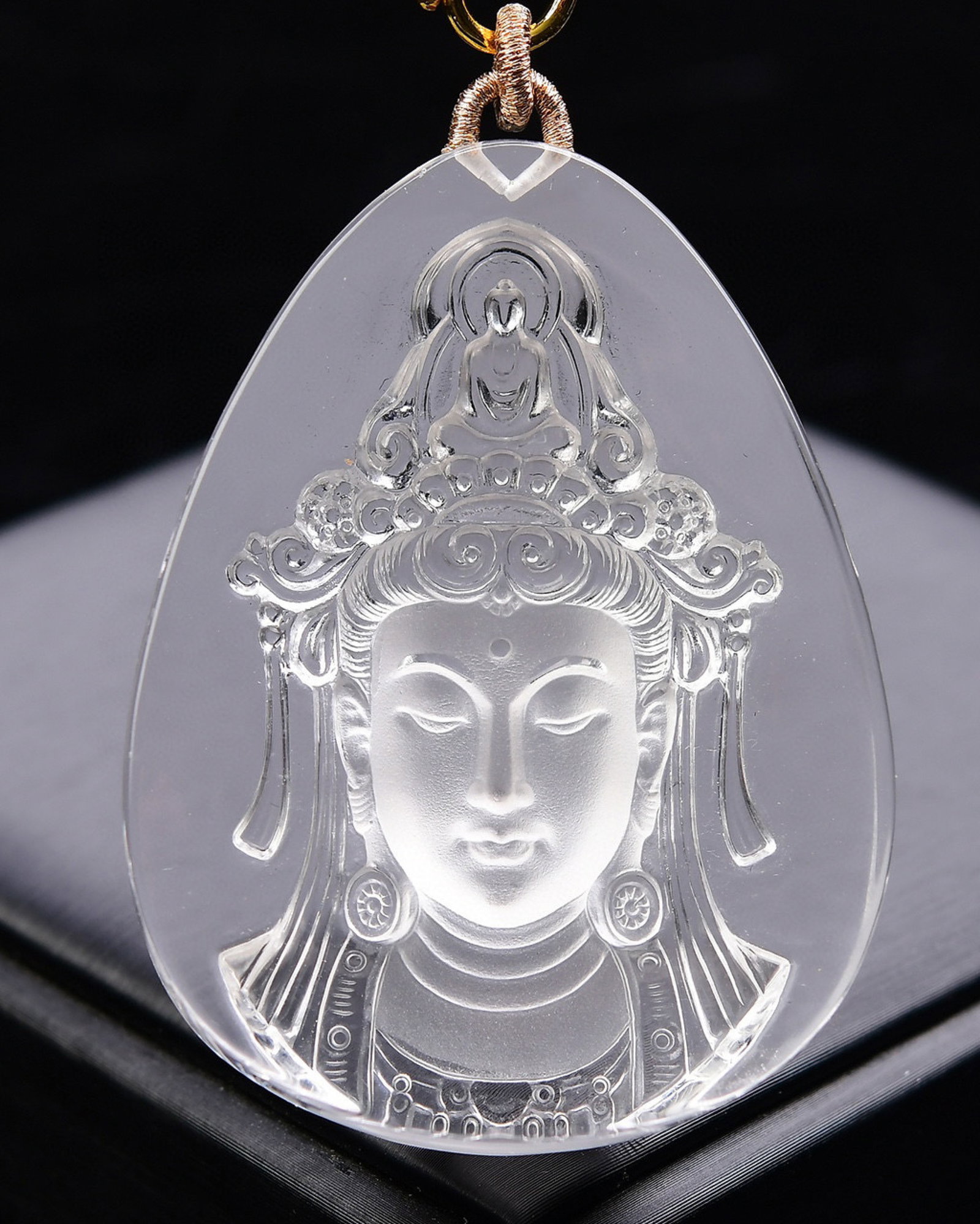 An Exquisite Crystal Statue of Avalokitesvara Pattern Pendant - 4