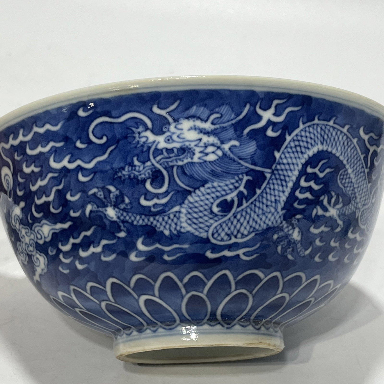 An Exquisite Blue and White Auspicious Cloud and Dragon Pattern Bowl - 4