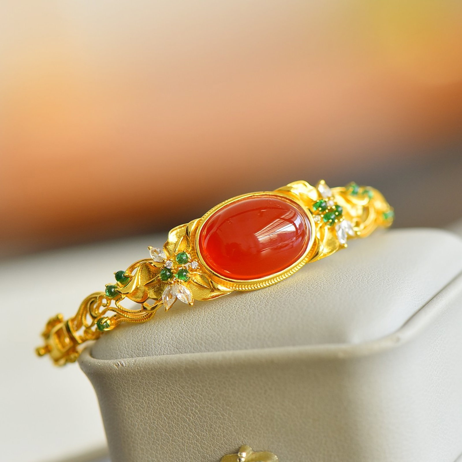 An Exquisite Sterling Silver-Gold Plated Inlaid Agate Bracelets,Inlaid Diamond: Estimated Value:600-1200 An Exquisite Sterling Silver-Gold Plated Inlaid Agate Bracelets,Inlaid Diamond