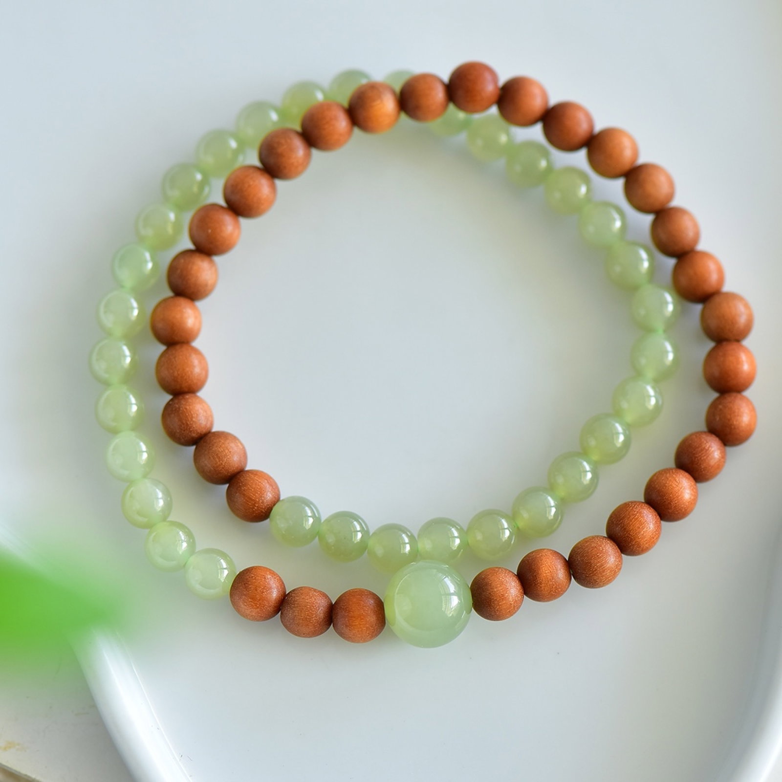 An Exquisite Greenish Jade Eaglewood Bracelets - 4