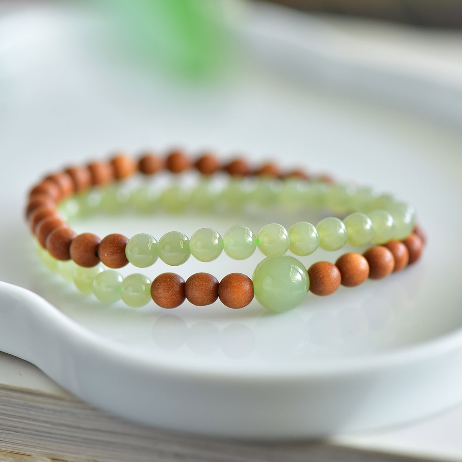 An Exquisite Greenish Jade Eaglewood Bracelets - 5