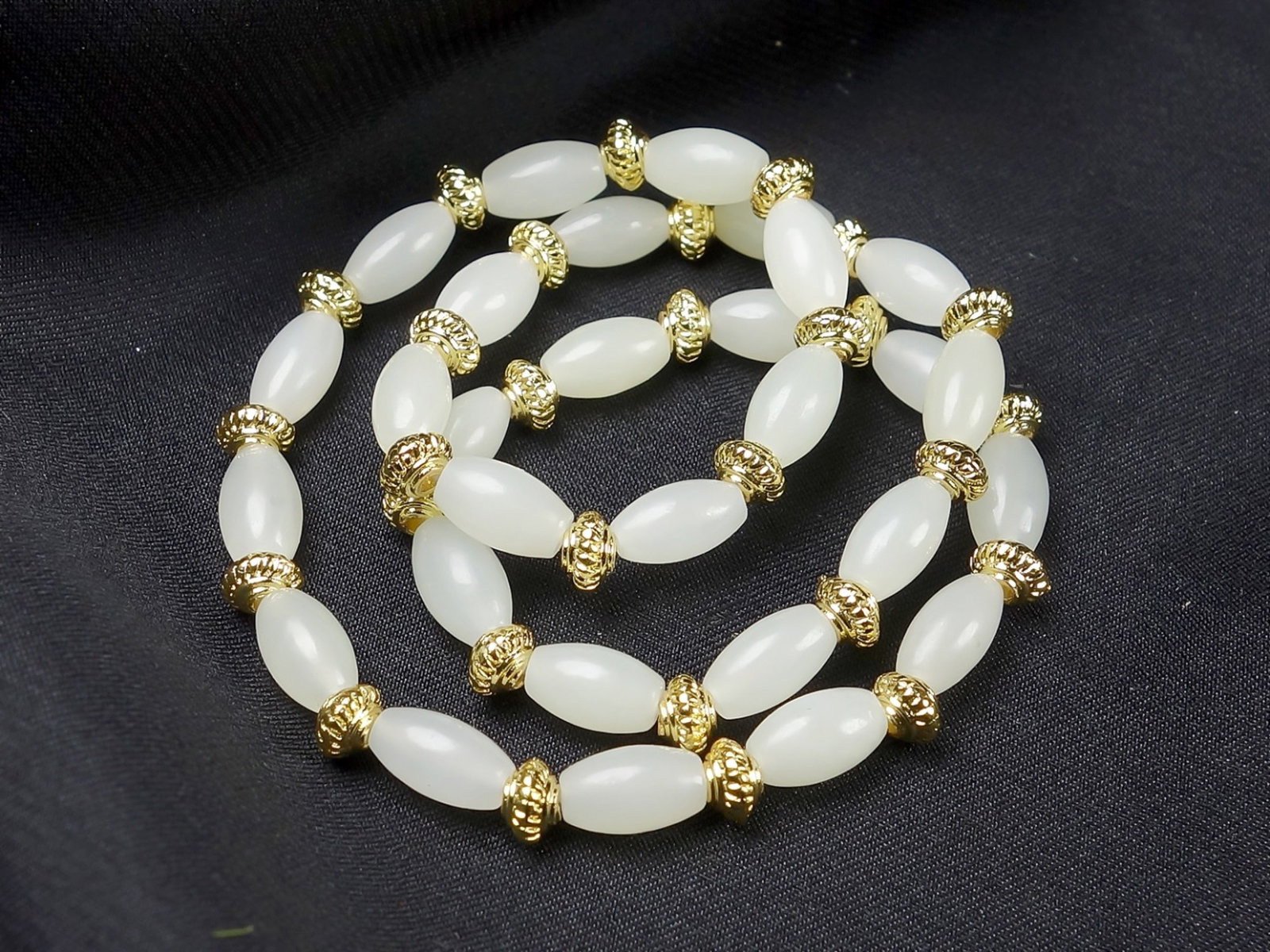 An Exquisite White Jade Bracelets - 2