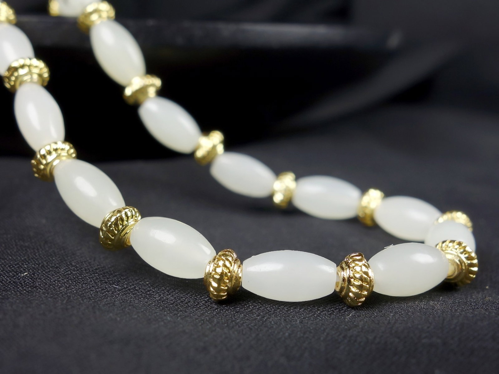 An Exquisite White Jade Bracelets - 7
