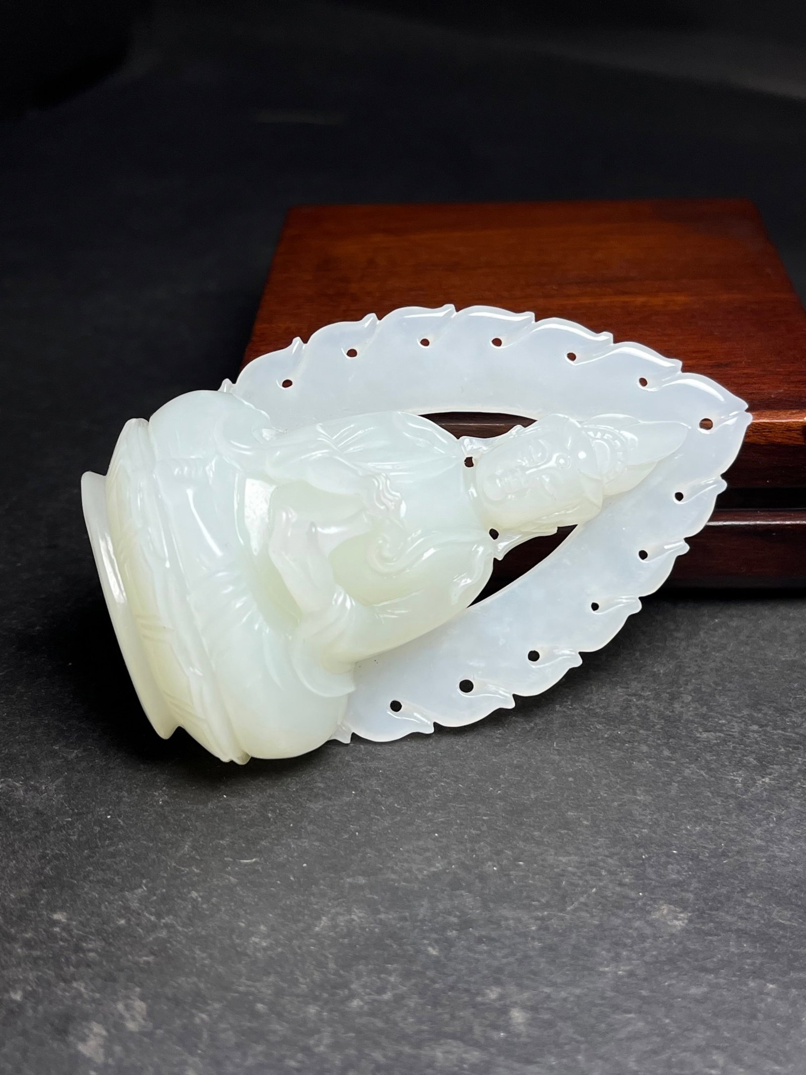 An Exquisite White Jade Statue of Avalokitesvara Pendant - 2