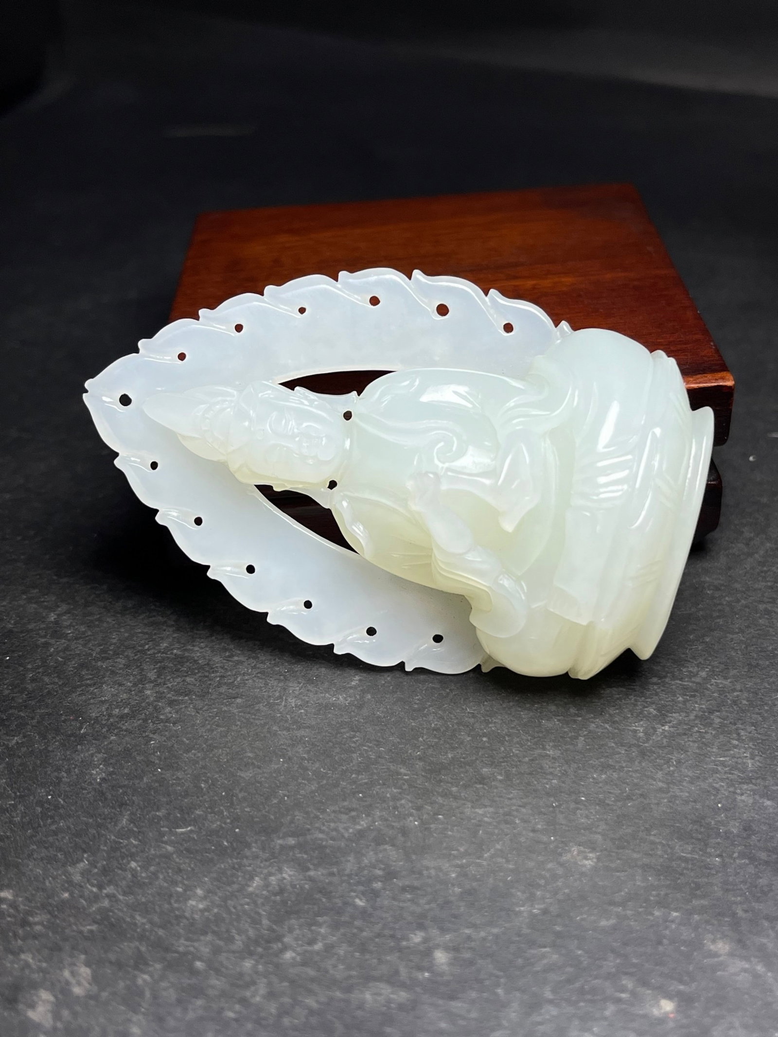 An Exquisite White Jade Statue of Avalokitesvara Pendant - 4