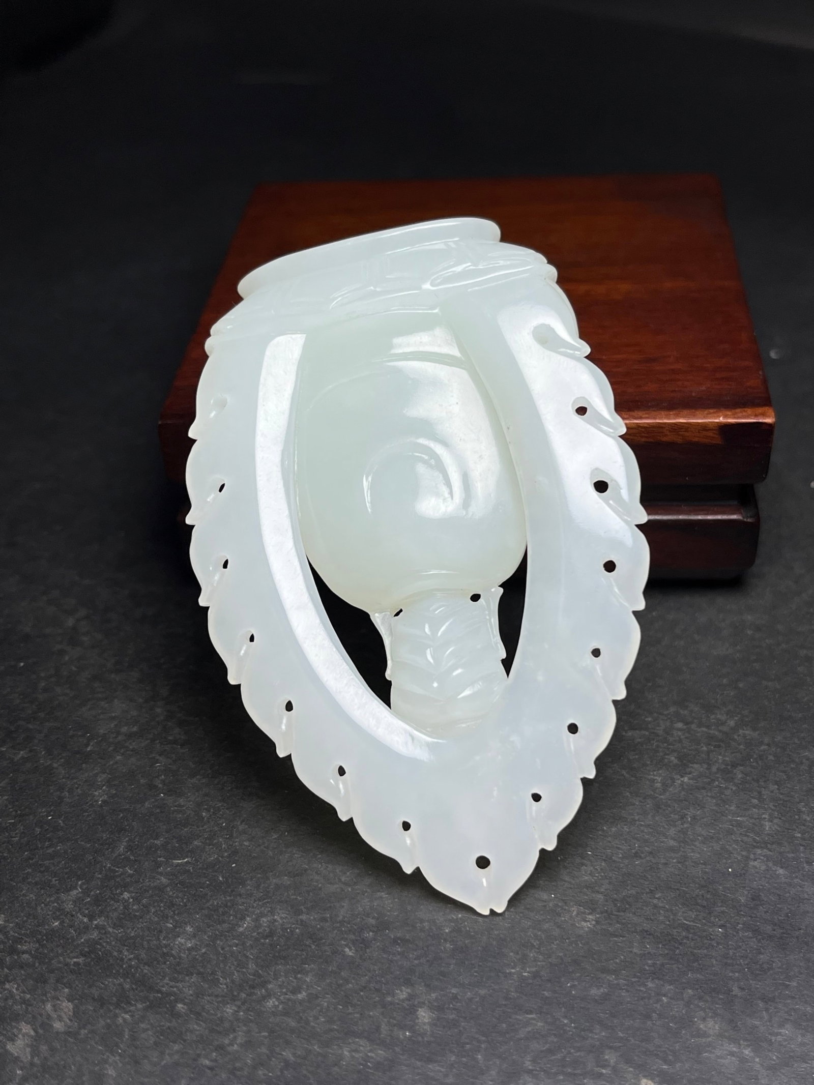 An Exquisite White Jade Statue of Avalokitesvara Pendant - 7