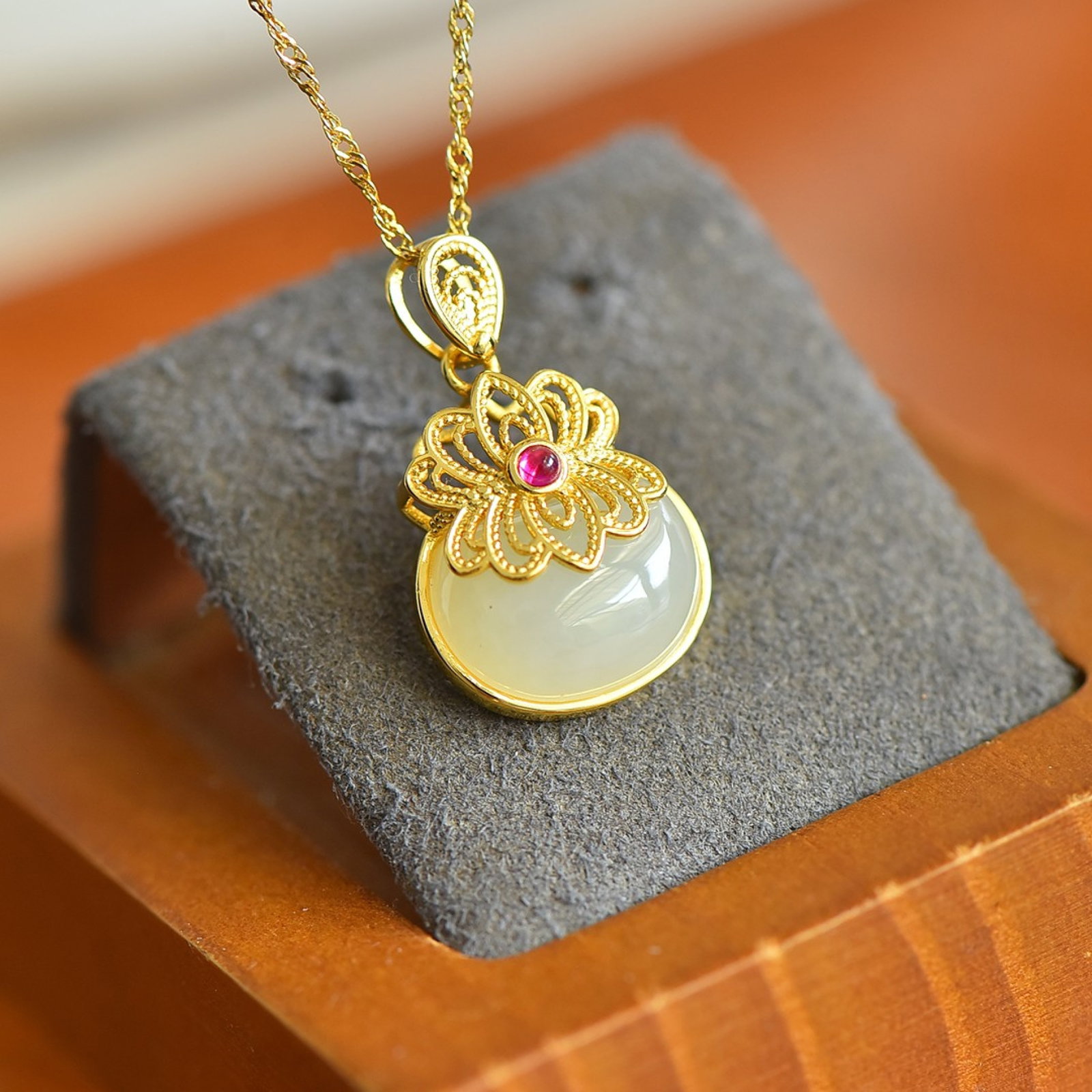 An Exquisite Gilt Silver Inlaid White Jade Pendant - 2