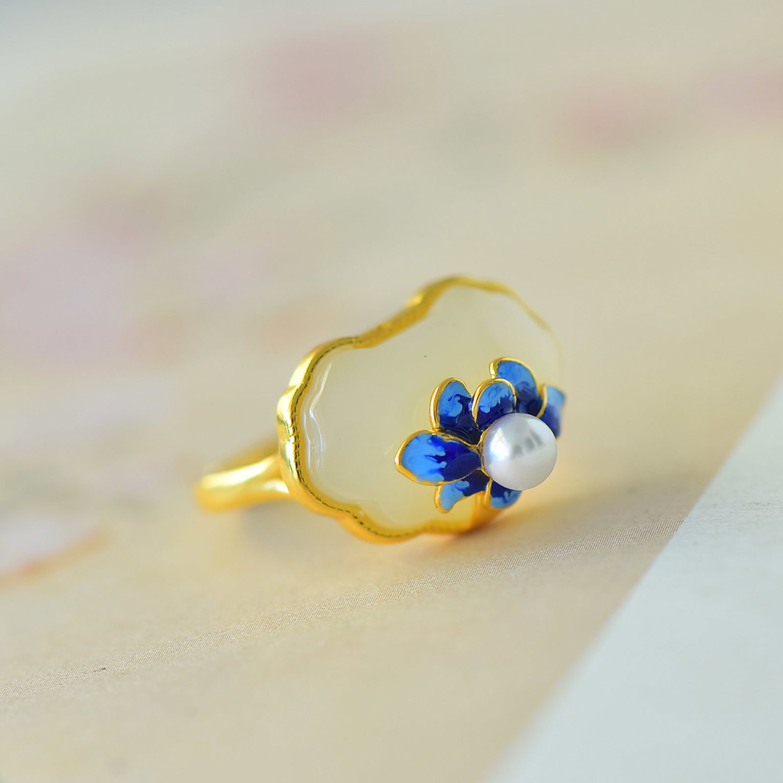 An Exquisite Sterling Silver-Gold Plated Inlaid White Jade Ring: Estimated Value:200-400 An Exquisite Sterling Silver-Gold Plated Inlaid White Jade Ring,Size:13mmx18mm 纯银镀金镶白玉戒指