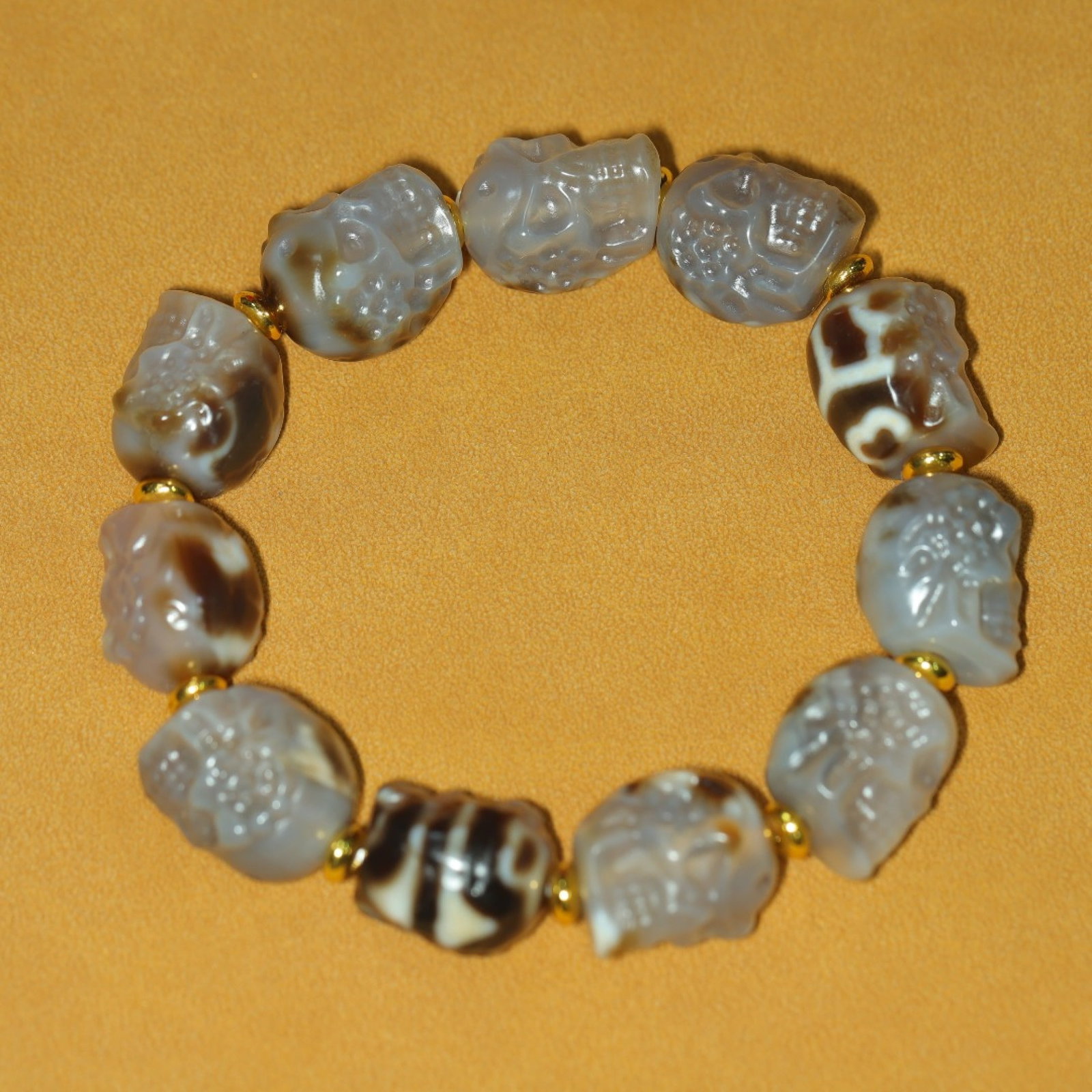 An Exquisite Dzi Bead Human-face Pattern Bracelets: Estimated Value:300-600 An Exquisite Dzi Bead Human-face Pattern Bracelets，Size：19mmx17mm，Weight：75g 天珠人面纹手链