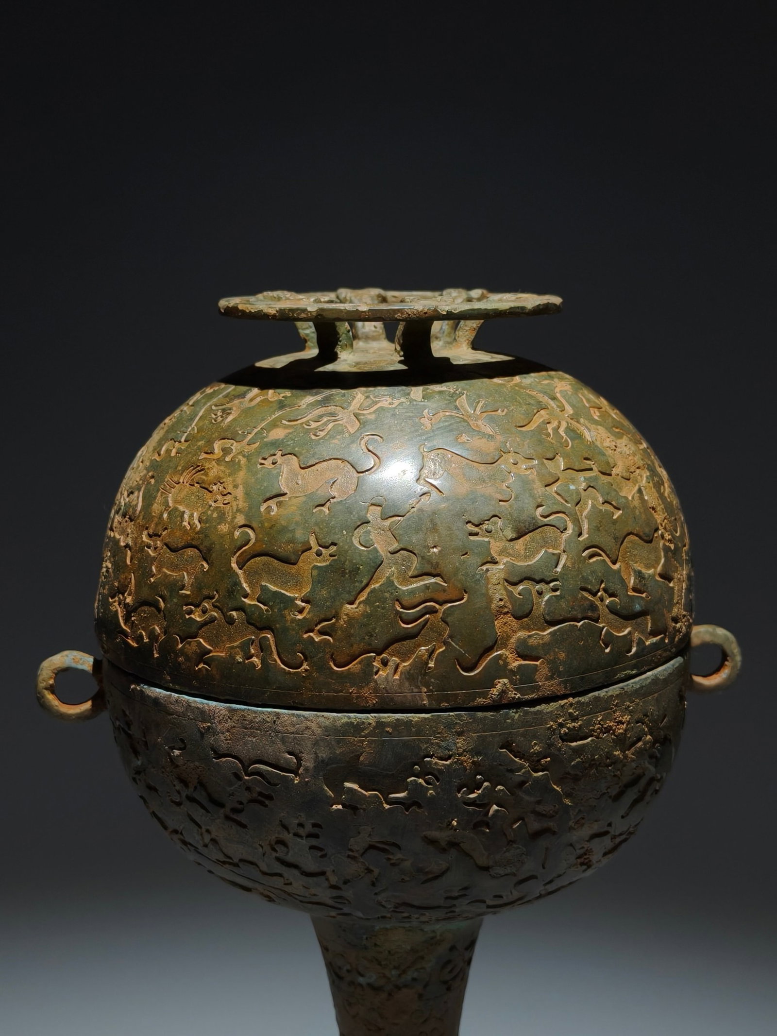 An Archaic Bronze Auspicious Beast Pattern Double-Ears Food Vessel - 2