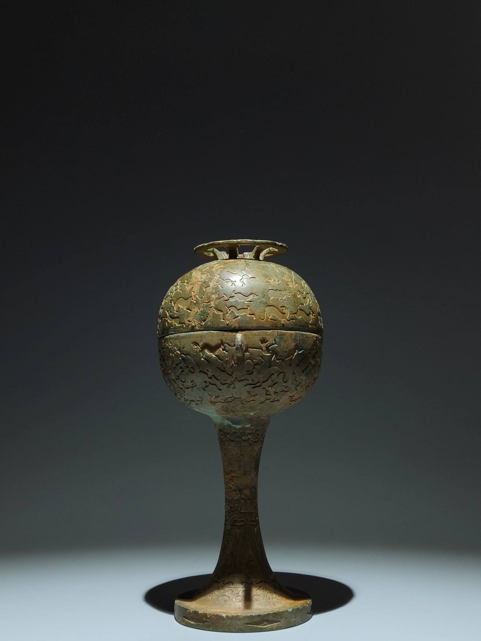 An Archaic Bronze Auspicious Beast Pattern Double-Ears Food Vessel - 3