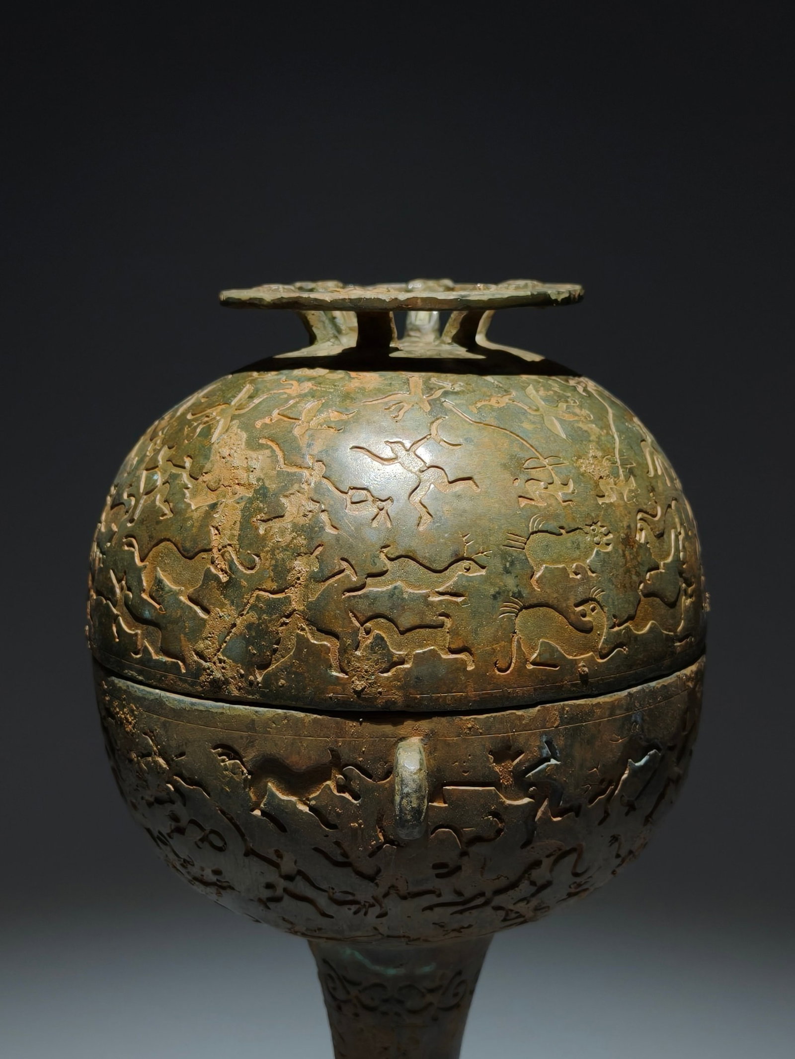 An Archaic Bronze Auspicious Beast Pattern Double-Ears Food Vessel - 4
