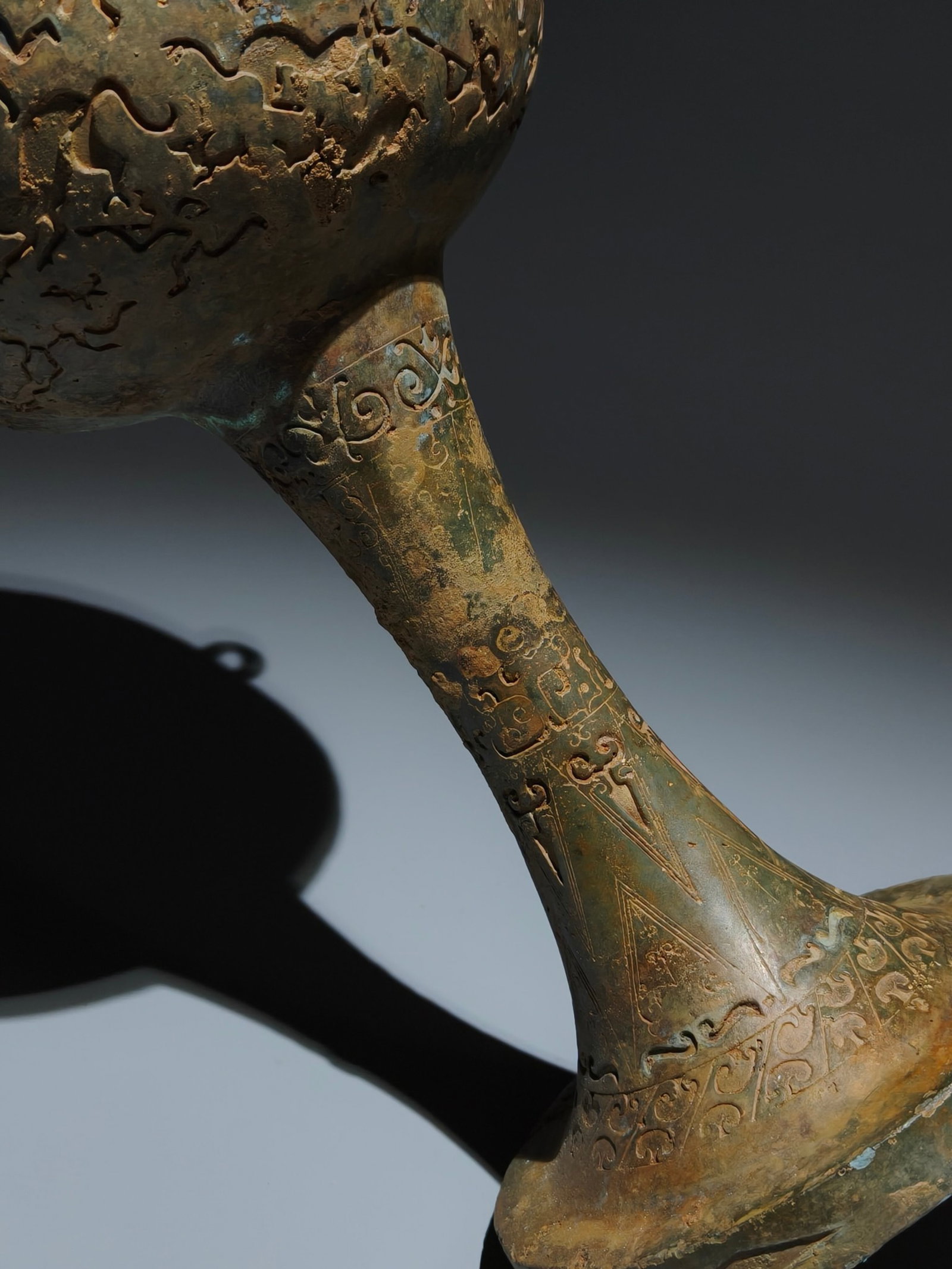 An Archaic Bronze Auspicious Beast Pattern Double-Ears Food Vessel - 5