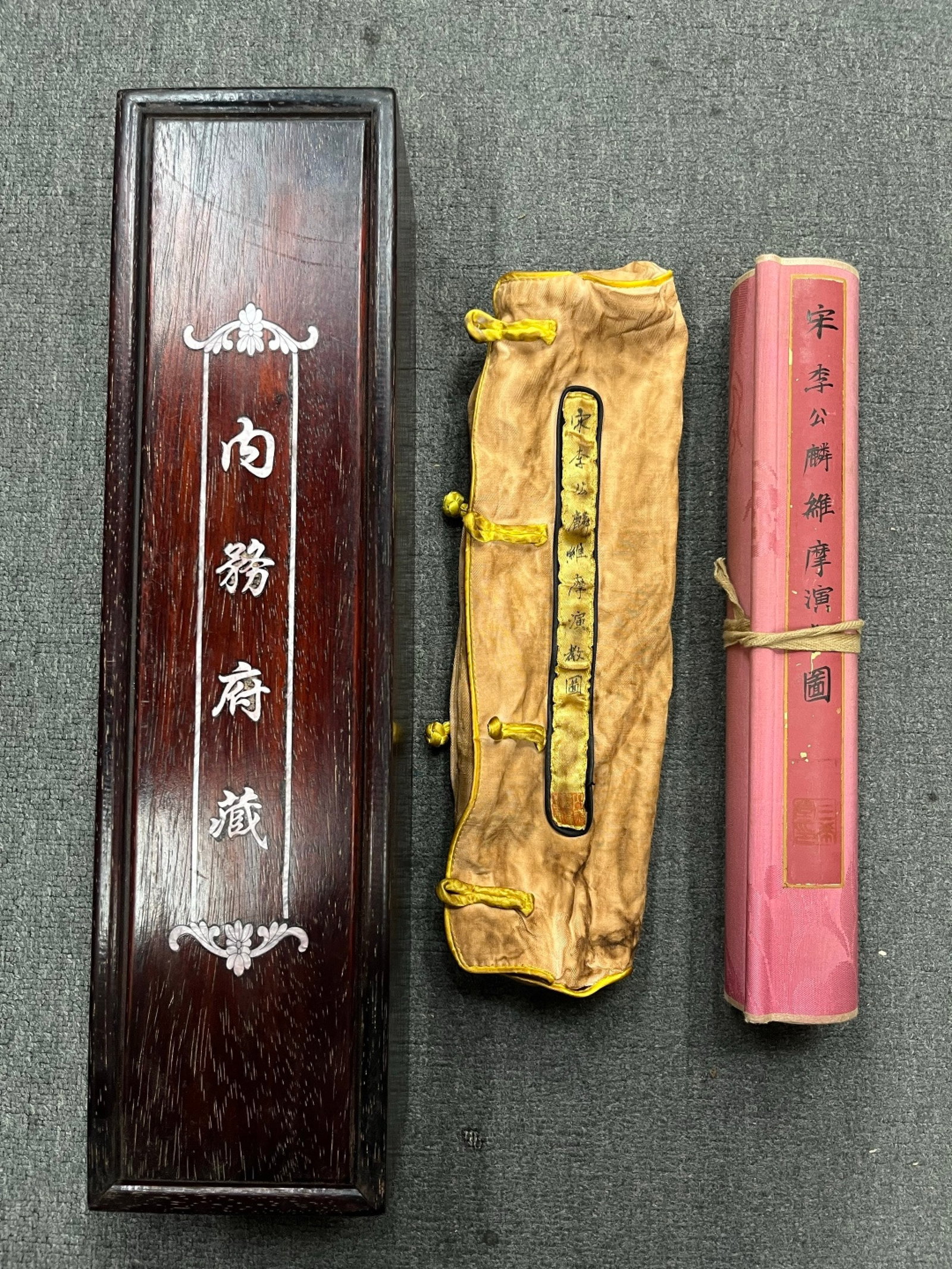 A Chinese Hand Scroll Ink Painting of Buddha Statue on Silk,Li Gonglin - 2