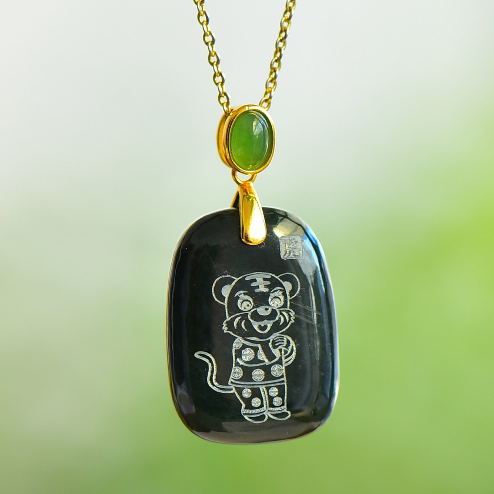An Exquisite Sterling Silver-Gold Plated Inlaid Black Jade Pendant,Inlaid Jasper: Estimated Value:200-400 An Exquisite Sterling Silver-Gold Plated Inlaid Black Jade Pendant,Inlaid Jasper