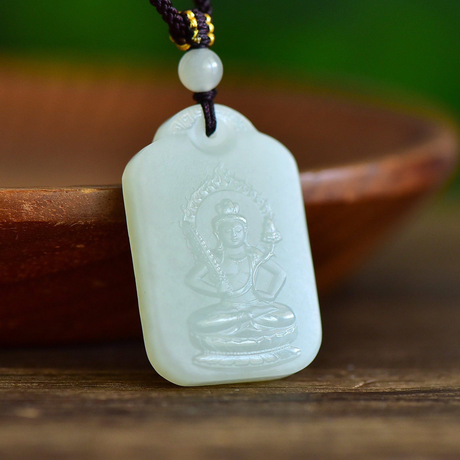 An Exquisite White Jade Bodhisattva Pendant: Estimated Value:600-1200 An Exquisite White Jade Bodhisattva Pendant,Size:36mmx23mm 寓意:生肖属牛