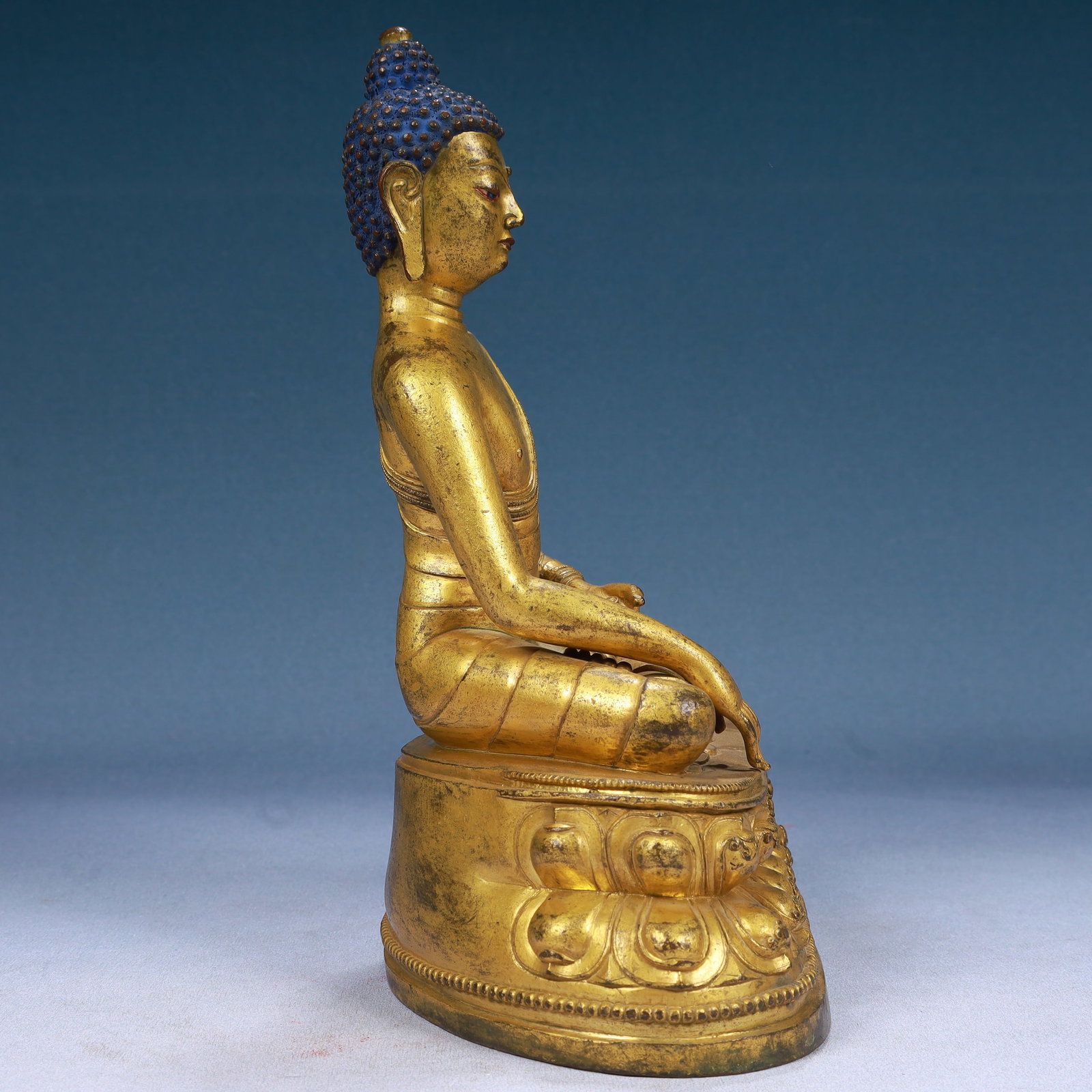A Solemn Gilt Bronze Statue of Sakyamuni - 9