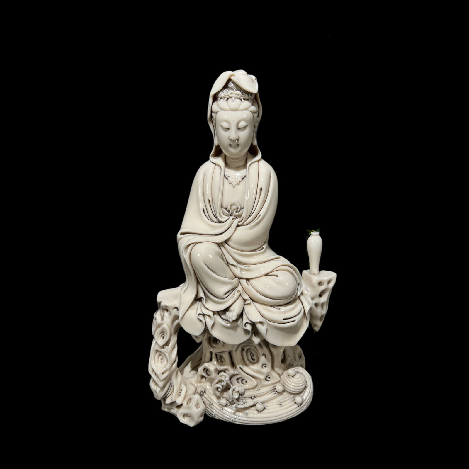 A Solemn Blance-De-Chine Statue of Avalokitesvara: Estimated Value:4000-8000 A Solemn Blance-De-Chine Statue of Avalokitesvara,Qing Dynasty, China,Size:15in 德化瓷观音像,中国清代