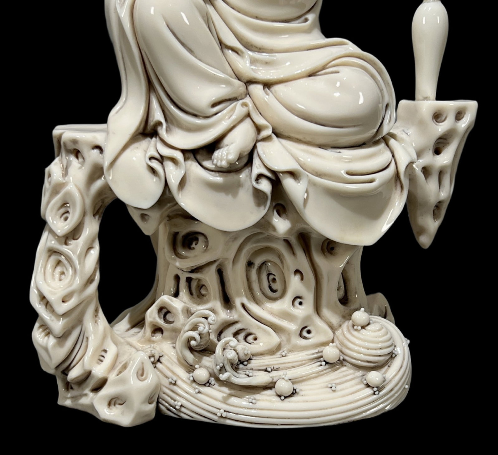 A Solemn Blance-De-Chine Statue of Avalokitesvara - 3