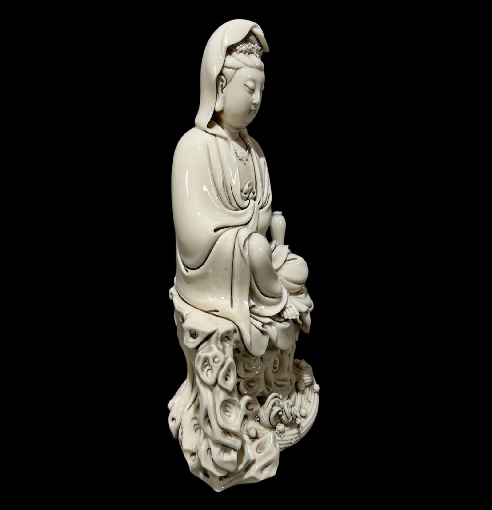 A Solemn Blance-De-Chine Statue of Avalokitesvara - 7