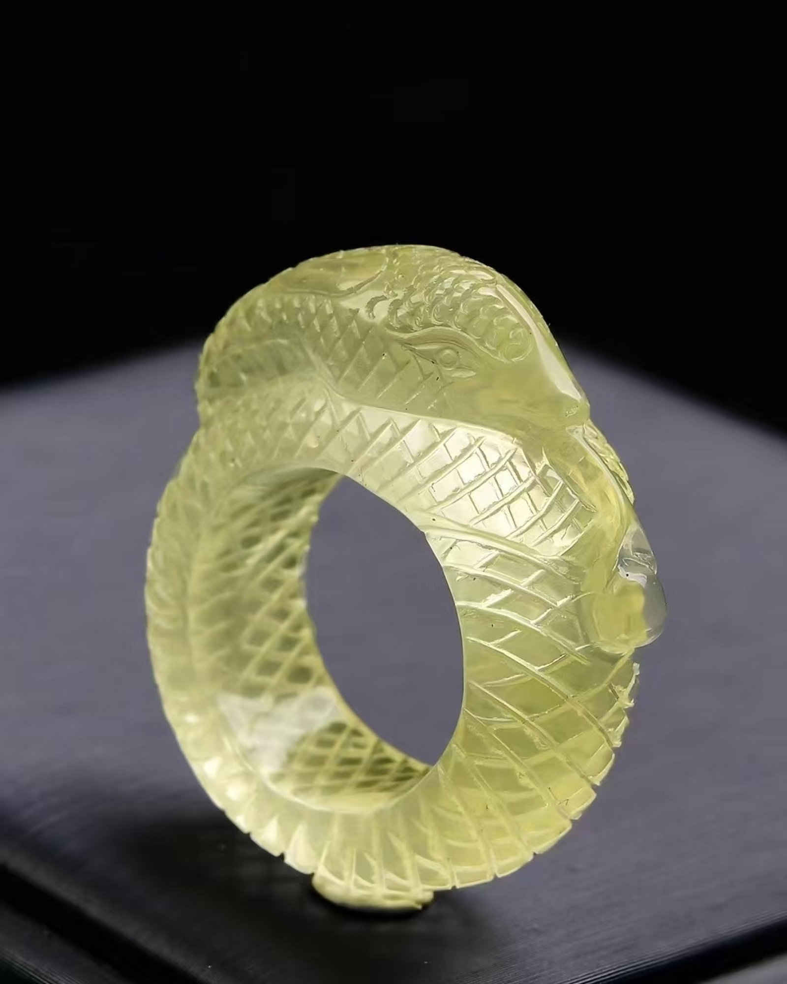 An Exquisite Crystal Snake-Shaped Fingerstall - 2