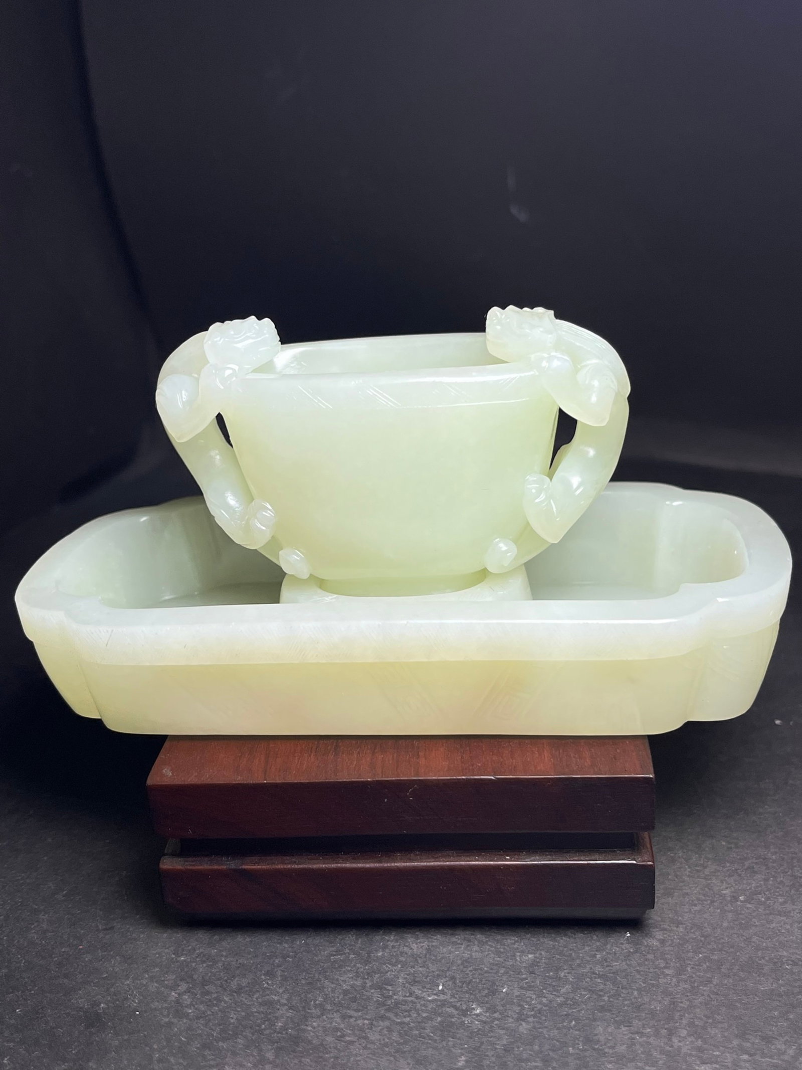 An Exquisite White Jade Chi-Dragon-Ears Cup,With Tray: Estimated Value:6000-12000 An Exquisite White Jade Chi-Dragon-Ears Cup,With Tray,Qing Dynasty,China,Size:124mmx18mmx59mm,75mmx26mmx48mm,Weight:398g