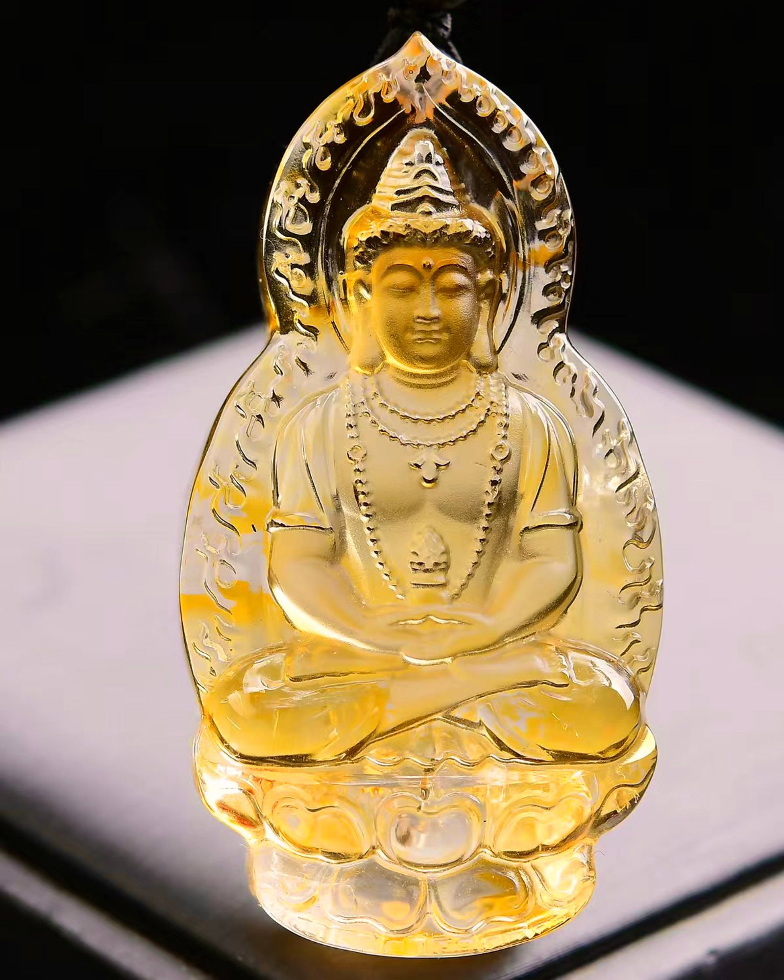 An Exquisite Crystal Statue of Mah¨¡vairocana Pattern Pendant: Estimated Value:1900-3800 An Exquisite Crystal Statue of Mahāvairocana Pattern Pendant,Size:64mmx33mmx20mm,Weight:82.5g