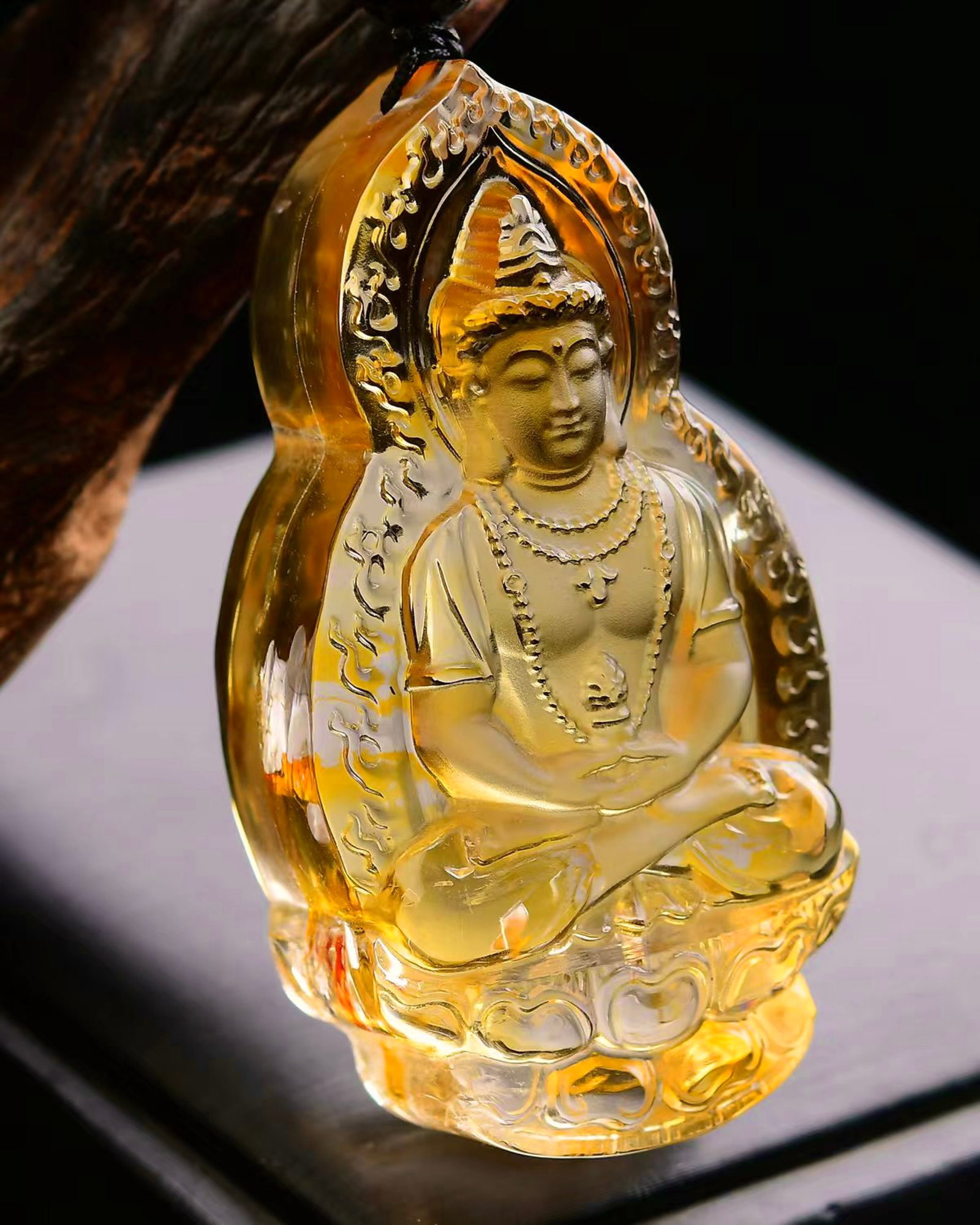 An Exquisite Crystal Statue of Mah¨¡vairocana Pattern Pendant - 3