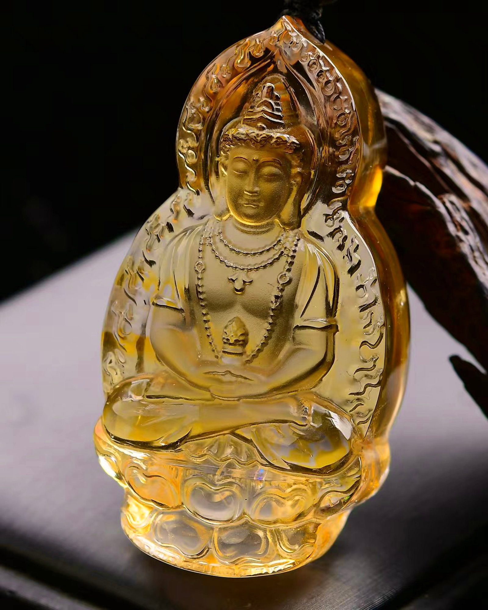 An Exquisite Crystal Statue of Mah¨¡vairocana Pattern Pendant - 4