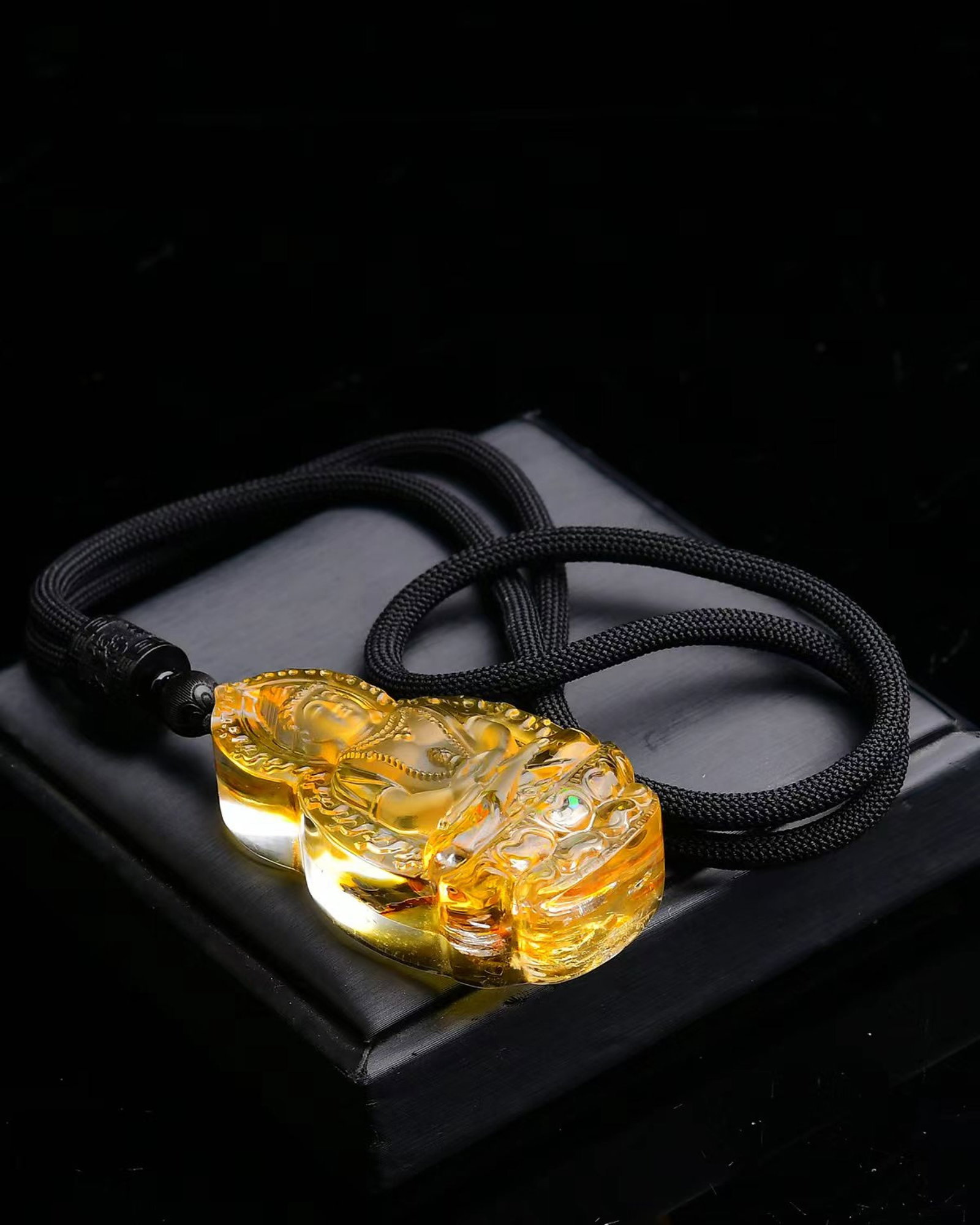An Exquisite Crystal Statue of Mah¨¡vairocana Pattern Pendant - 5