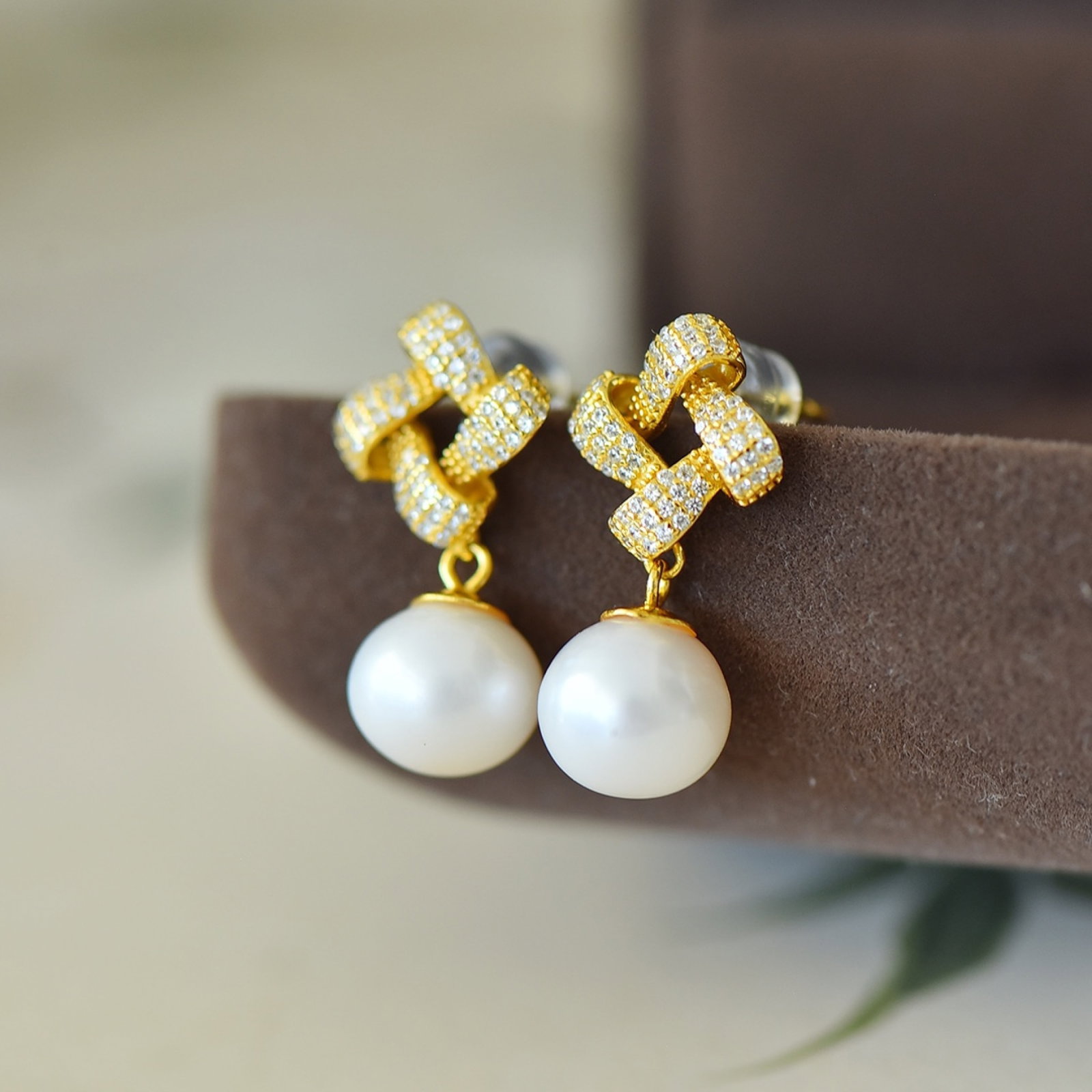 A Pair of Exquisite Sterling Silver-Gold Plated Inlaid Pearls Earrings,Inlaid Gems: Estimated Value:300-600 A Pair of Exquisite Sterling Silver-Gold Plated Inlaid Pearls Earrings,Inlaid Gems Size:10mmx10mm 一对纯银镀金镶珍珠೑