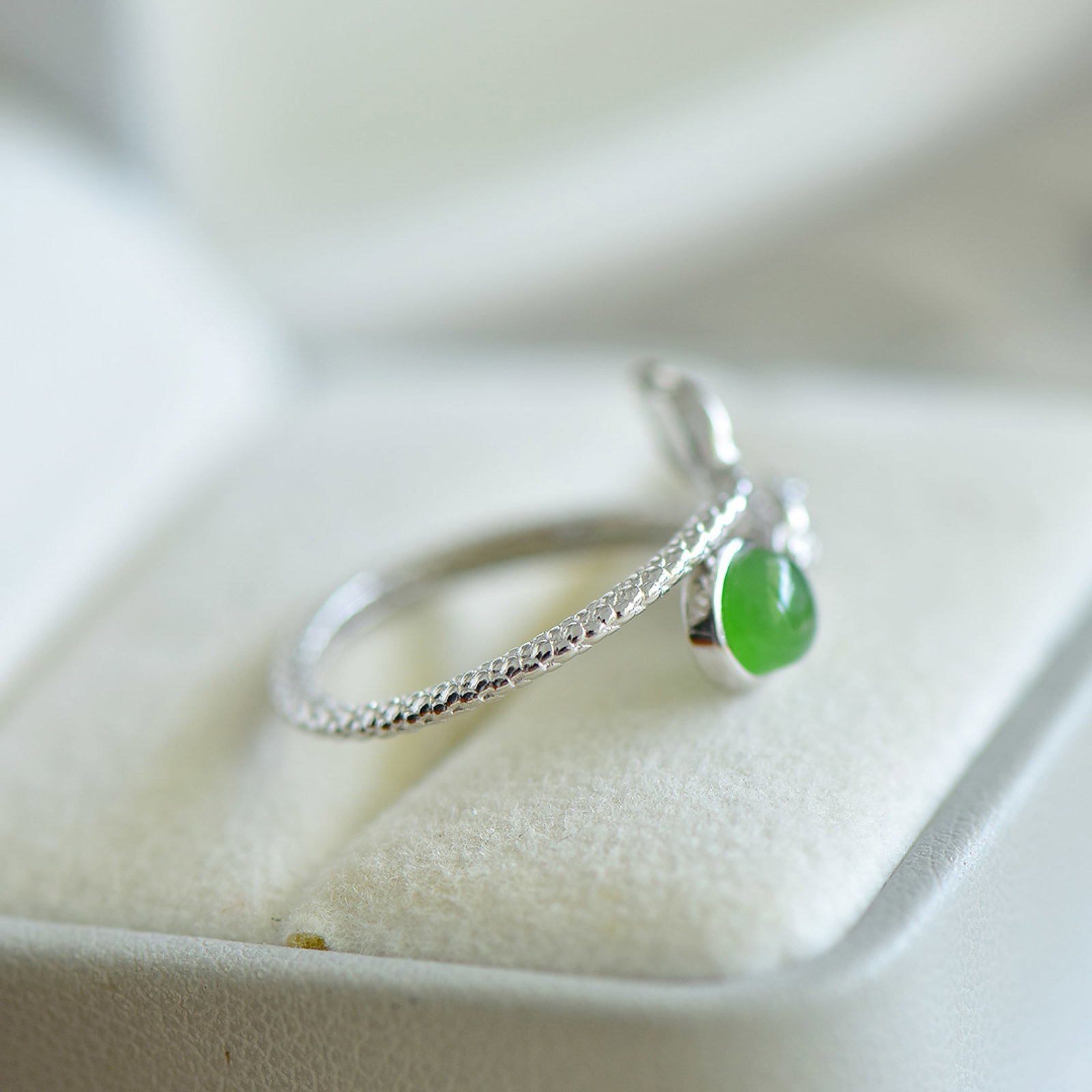 An Exquisite Sterling Silver Inlaid Jasper Ring - 2