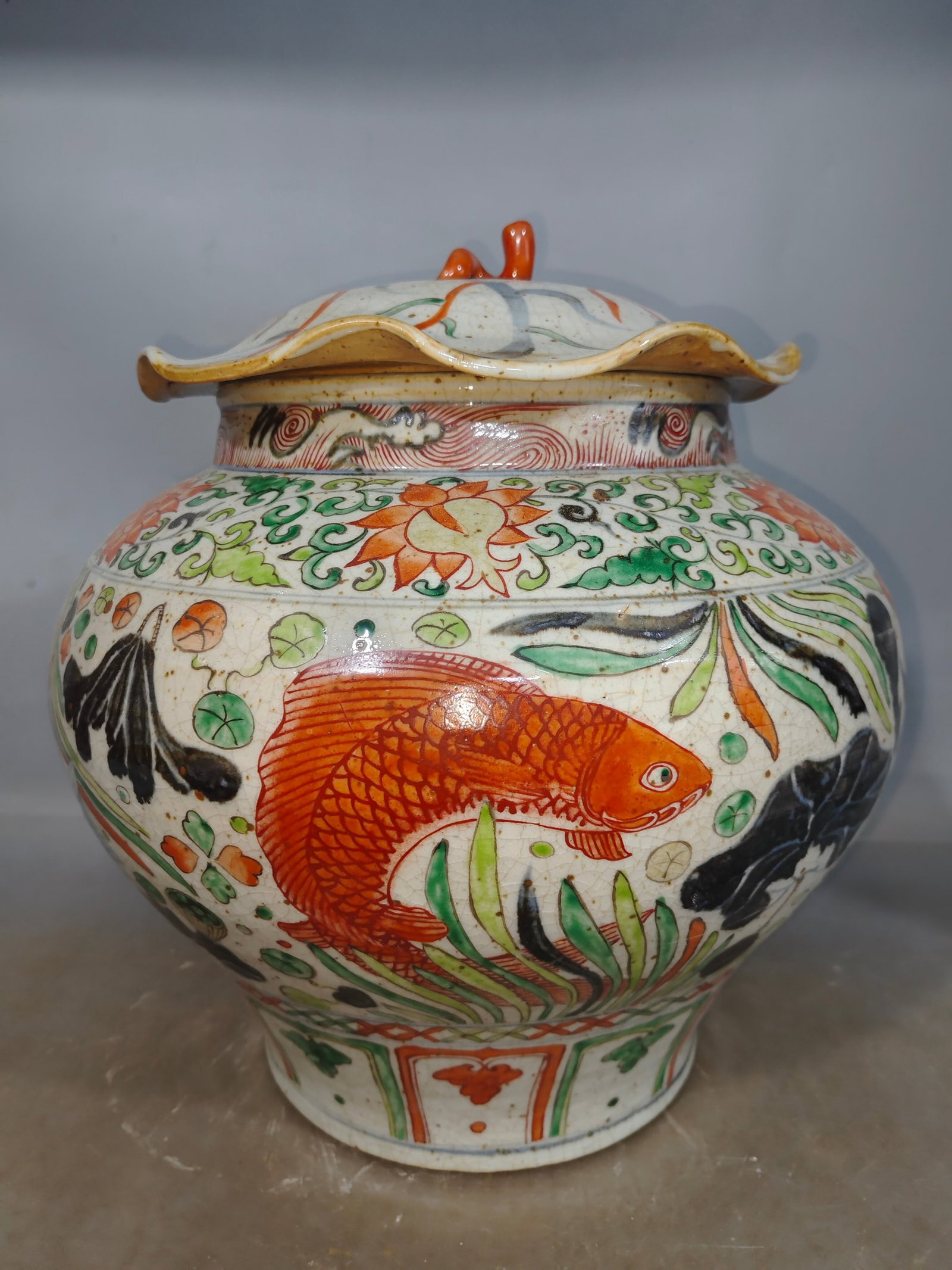 A Rare Blue and White Wucai Hornwort Pattern Cover Jar - 3