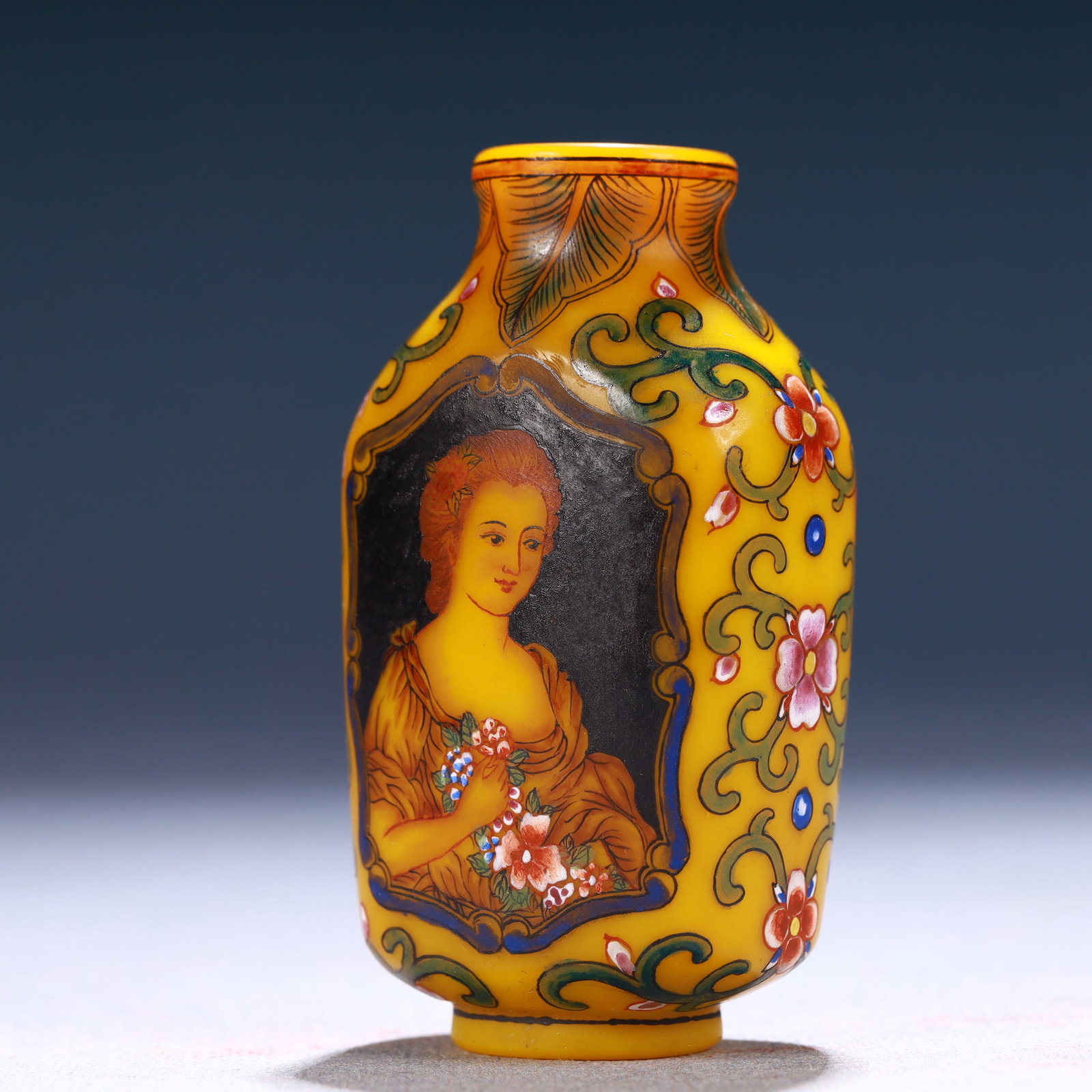 An Exquisite Glass Figure Pattern Snuff Bottle - 2