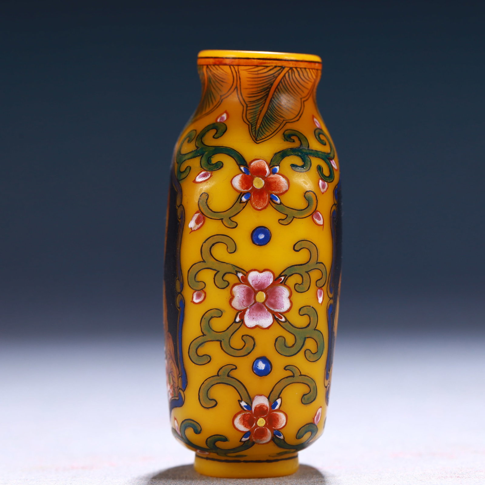 An Exquisite Glass Figure Pattern Snuff Bottle - 3