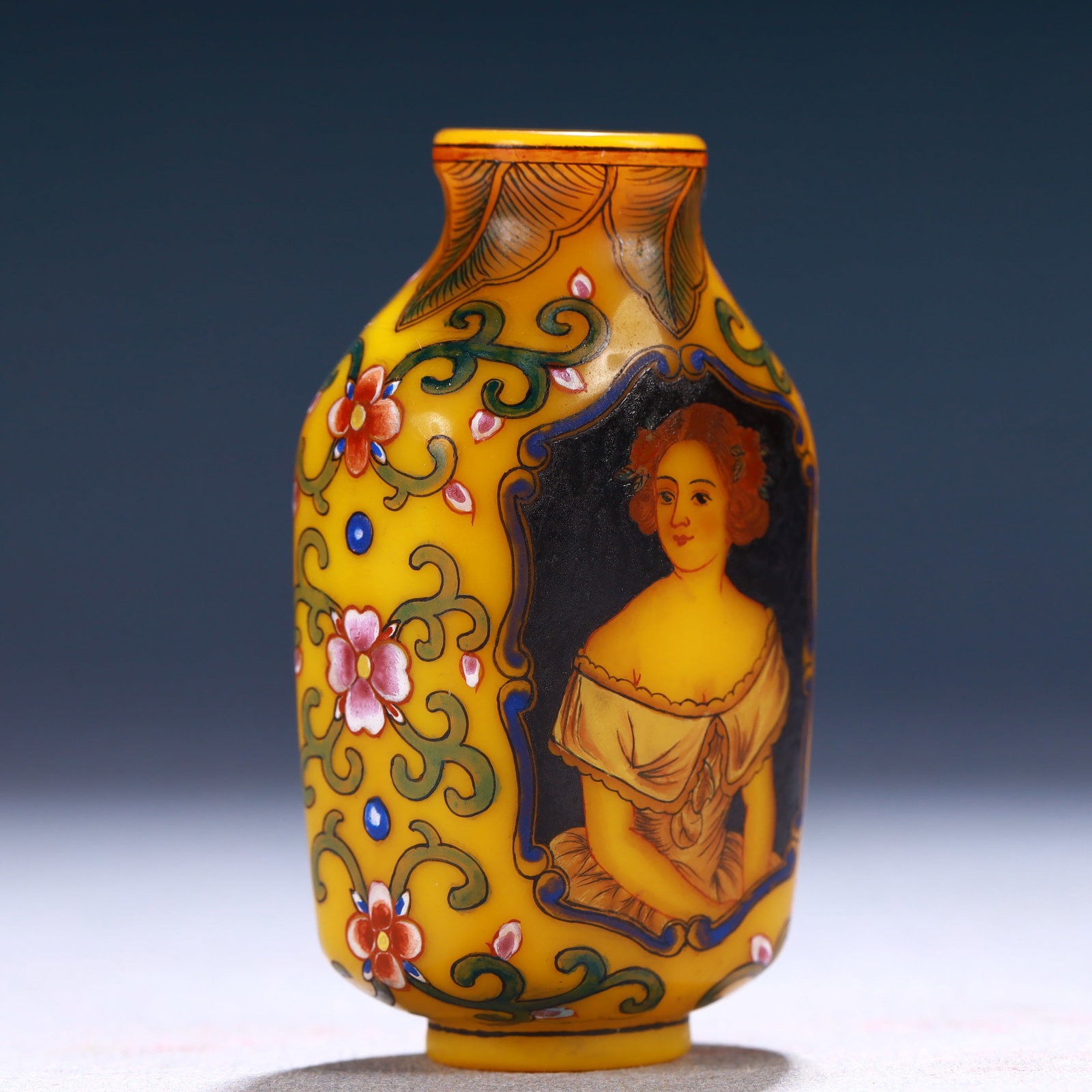 An Exquisite Glass Figure Pattern Snuff Bottle - 4
