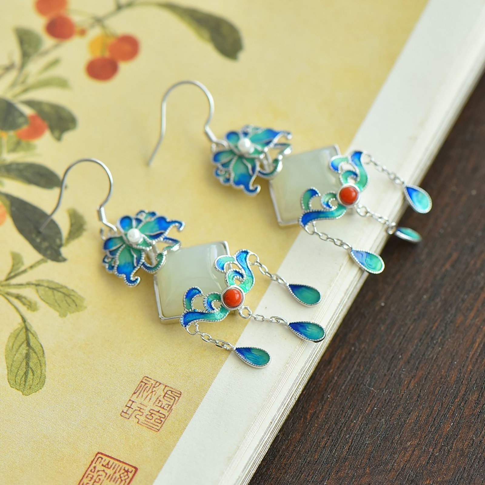 A Pair of Exquisite Sterling Silver Inlaid White Jade Earrings,Inlaid Pearls: Estimated Value:400-800 A Pair of Exquisite Sterling Silver Inlaid White Jade Earrings,Inlaid Pearls,Size:12mmx12mm
