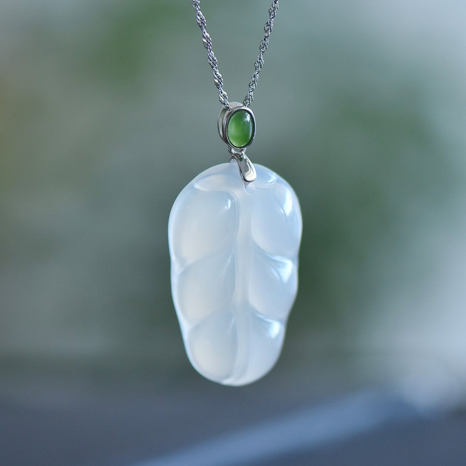 An Exquisite Sterling Silver Inlaid Agate Pendant: Estimated Value:200-400 An Exquisite Sterling Silver Inlaid Agate Pendant,Size:21mmx37mm 纯银镶玛瑙吊坠