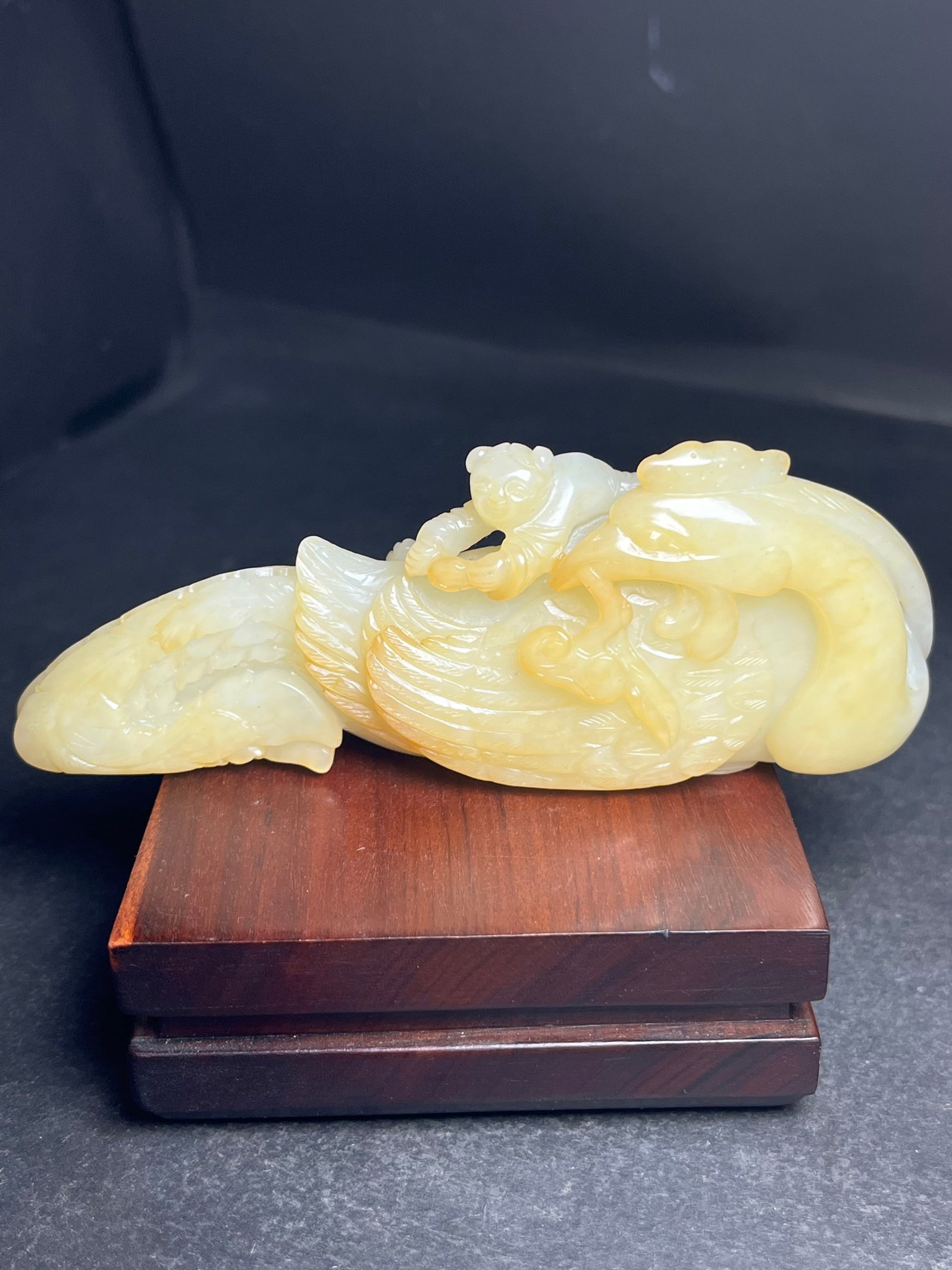 An Exquisite White Jade Figure Pattern Phoenix Hand Piece: Estimated Value:1800-3600 An Exquisite White Jade Figure Pattern Phoenix Hand Piece,Qing Dynasty,China,Size:109mmx19mmx40mm,Weight:151g 白玉人物纹凤凰手