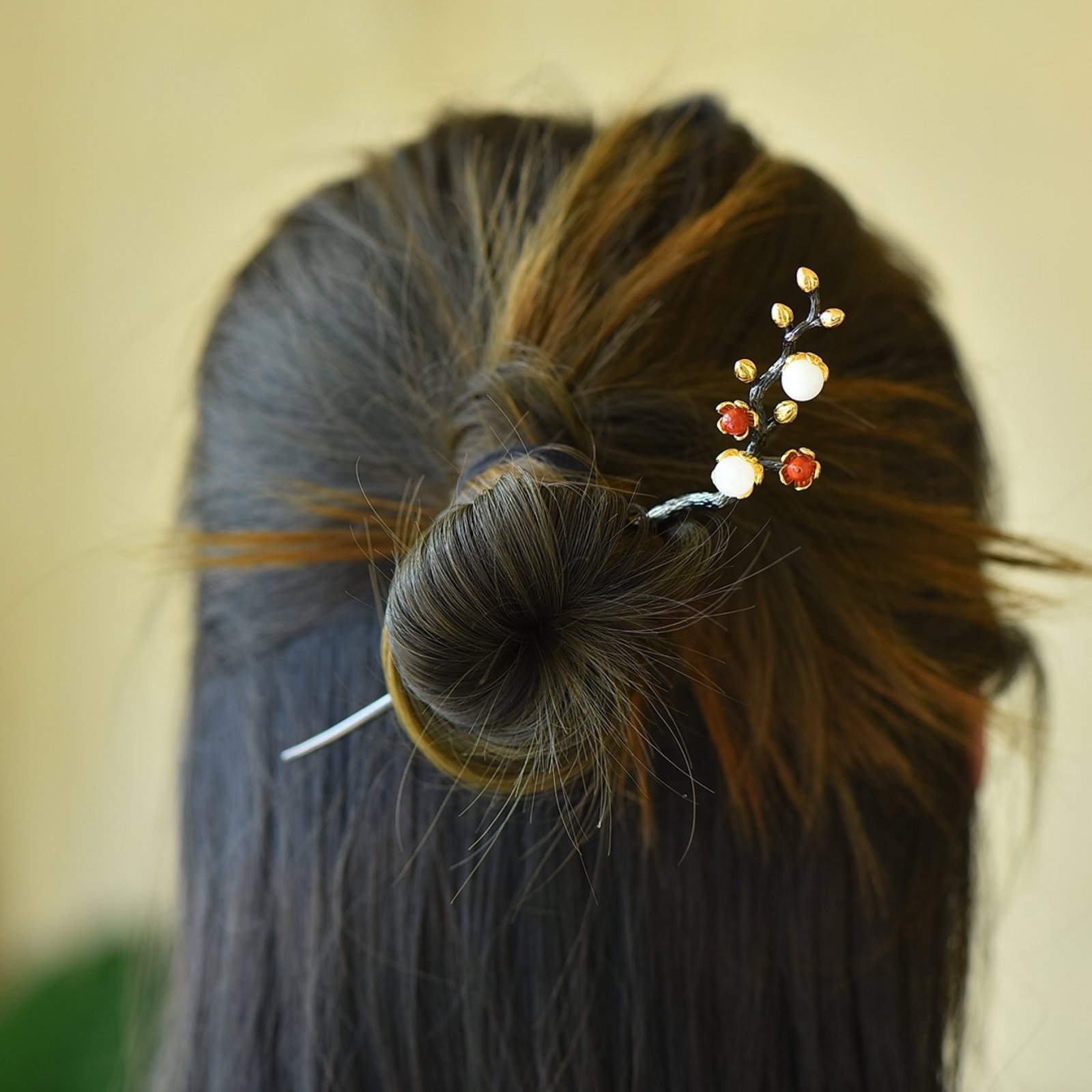 An Exquisite Sterling Silver-Gold Plated Inlaid White Jade Hairpin: Estimated Value:1000-2000 An Exquisite Sterling Silver-Gold Plated Inlaid White Jade Hairpin,Size:8mmx8mm 纯银镀金镶白玉发簪