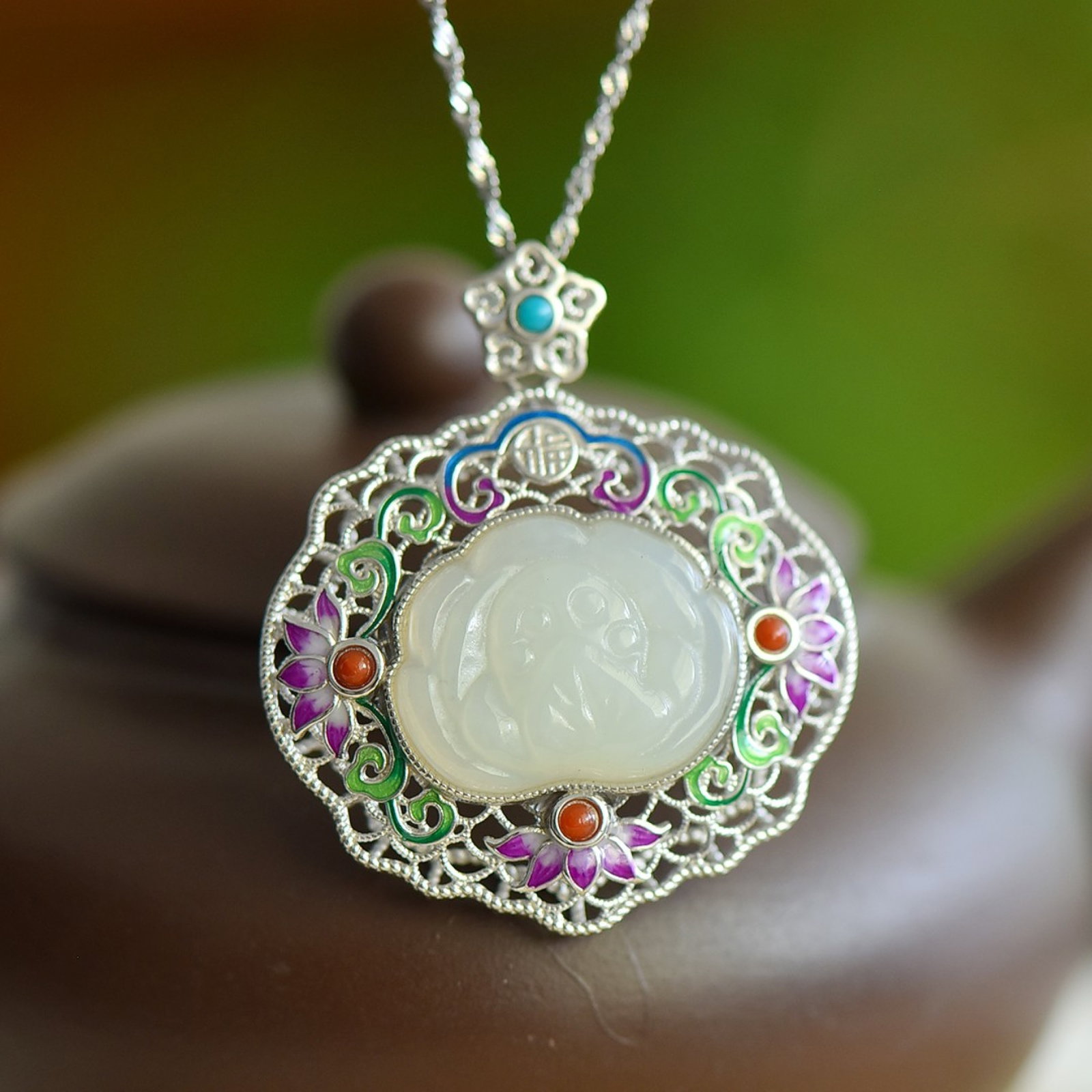 An Exquisite Sterling Silver Inlaid White Jade Pendant: Estimated Value:400-800 An Exquisite Sterling Silver Inlaid White Jade Pendant 纯银镶白玉吊坠