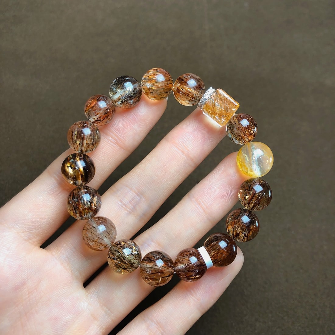 An Exquisite Crystal Bracelets: Estimated Value:1200-2400 An Exquisite Crystal Bracelets,Size:11mm,9mmx9mm,Weight:33.9g 水晶手串