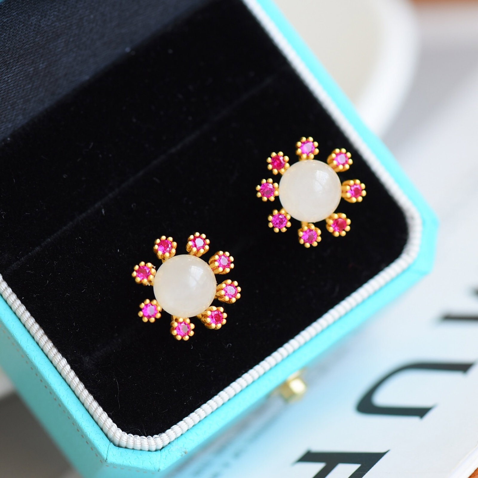 A Pair of Exquisite Gilt Silver Inlaid White Jade Earrings - 4