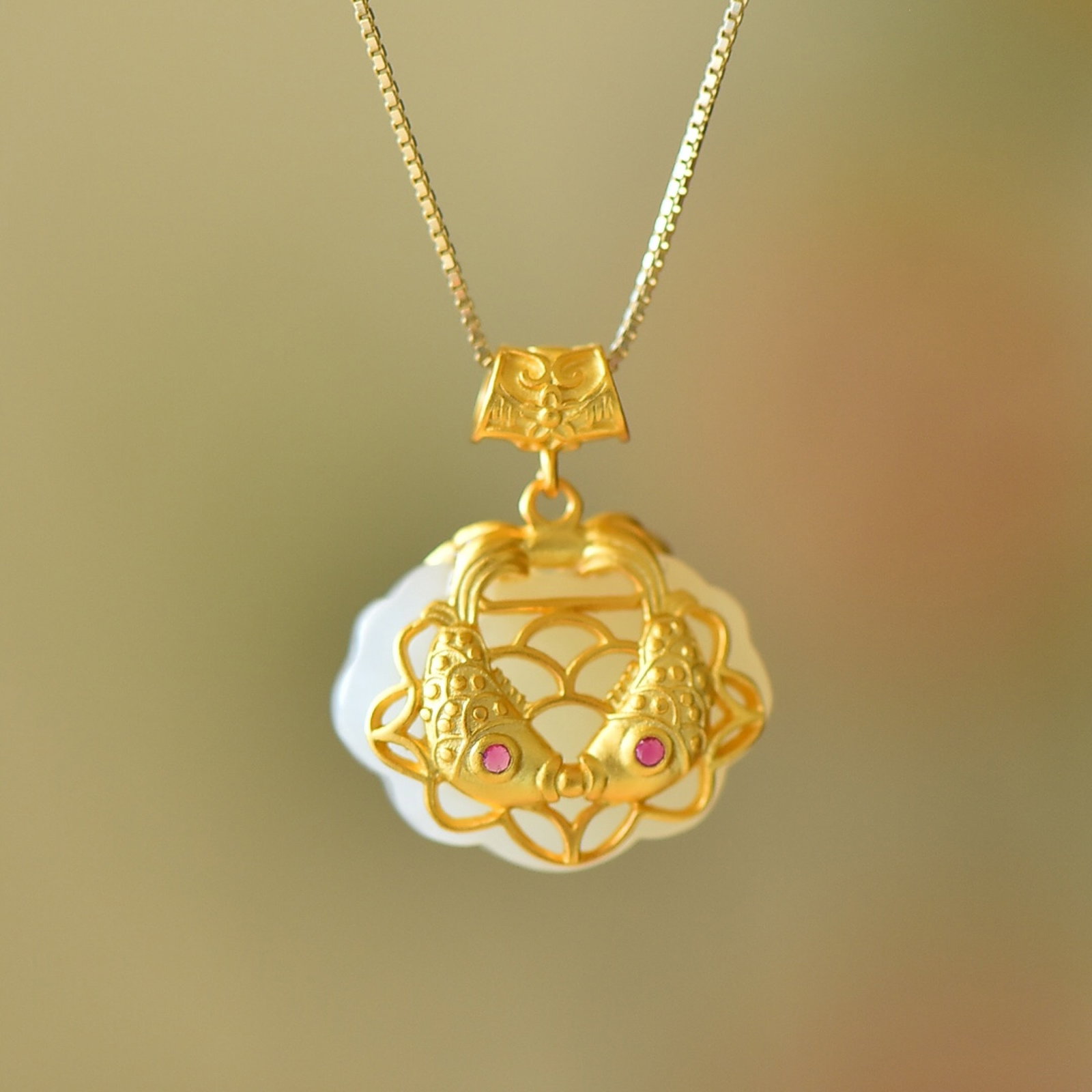 An Exquisite Sterling Silver-Gold Plated Inlaid White Jade Pendant: Estimated Value:200-400 An Exquisite Sterling Silver-Gold Plated Inlaid White Jade Pendant,Size:13mmx18mm 纯银镀金镶白玉吊坠