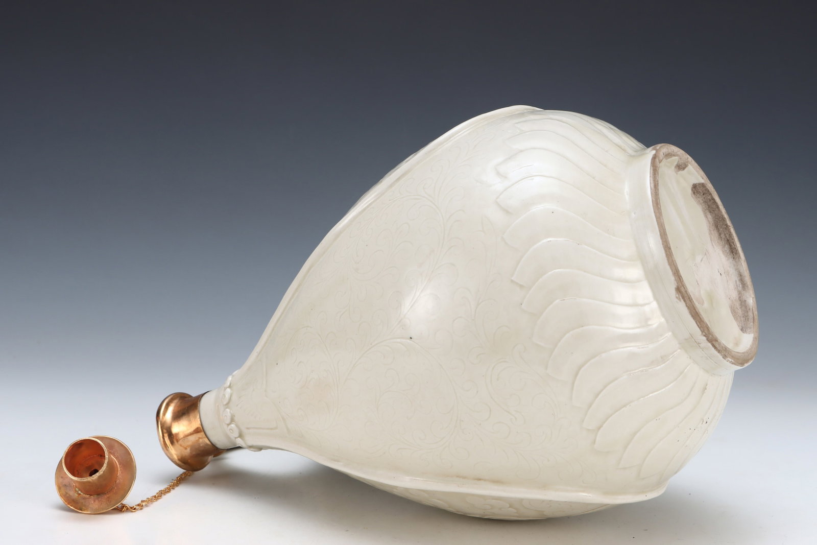 A Rare Ding yao Cover with Gold Arhat Pattern Pot,Inlaid Gems - 7