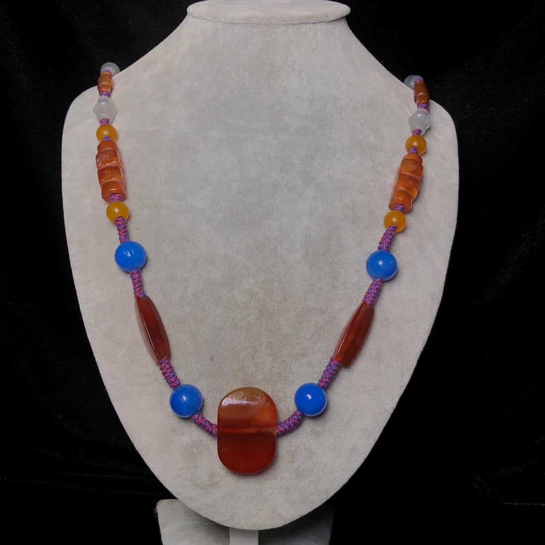 An Exquisite Agate Necklace - 9