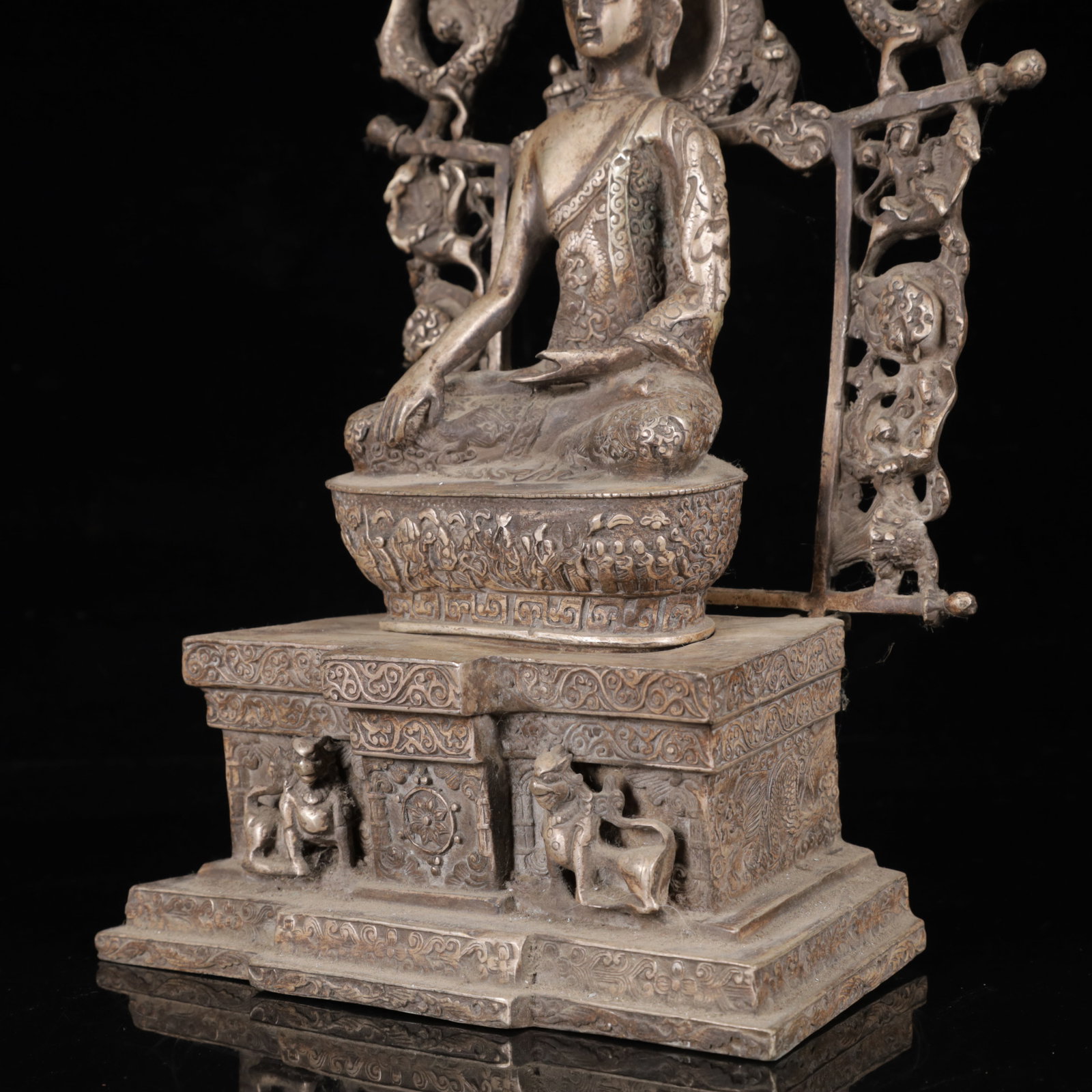An Exquisite Silver-Plated Bronze Buddha Statue - 7