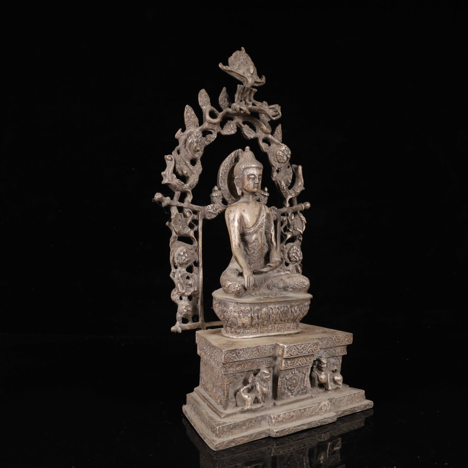An Exquisite Silver-Plated Bronze Buddha Statue - 8