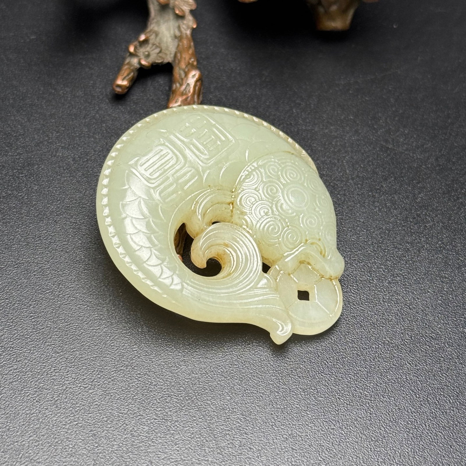 An Exquisite White Jade Fish-Shaped Pendant - 3
