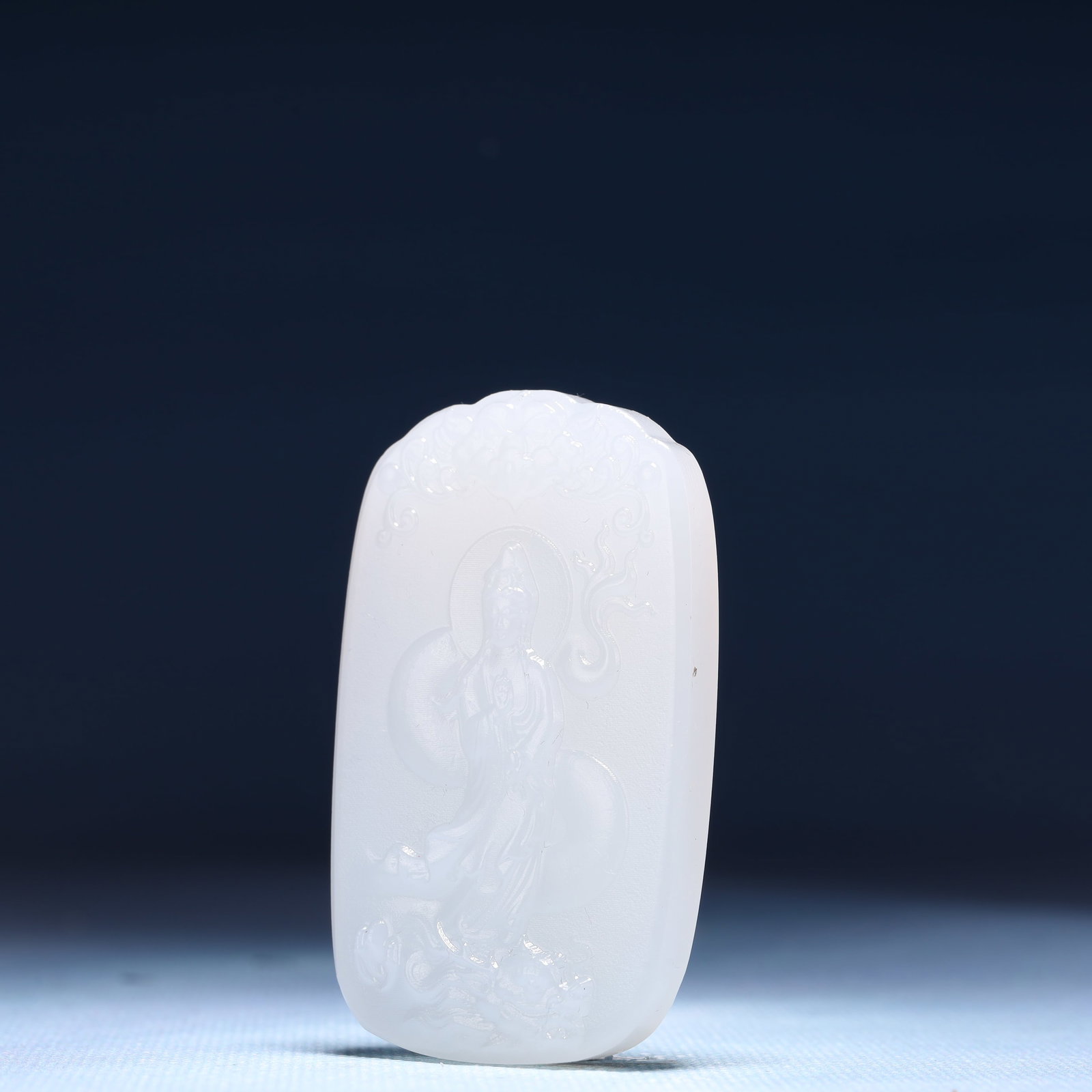An Exquisite White Jade Statue of Avalokitesvara Pendant - 2